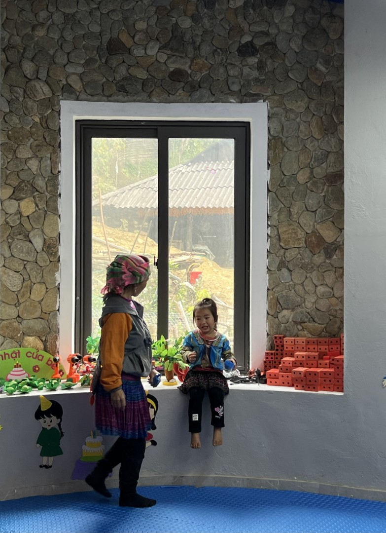 Niềm vui của học sinh và phụ huynh tại ngôi trường mới