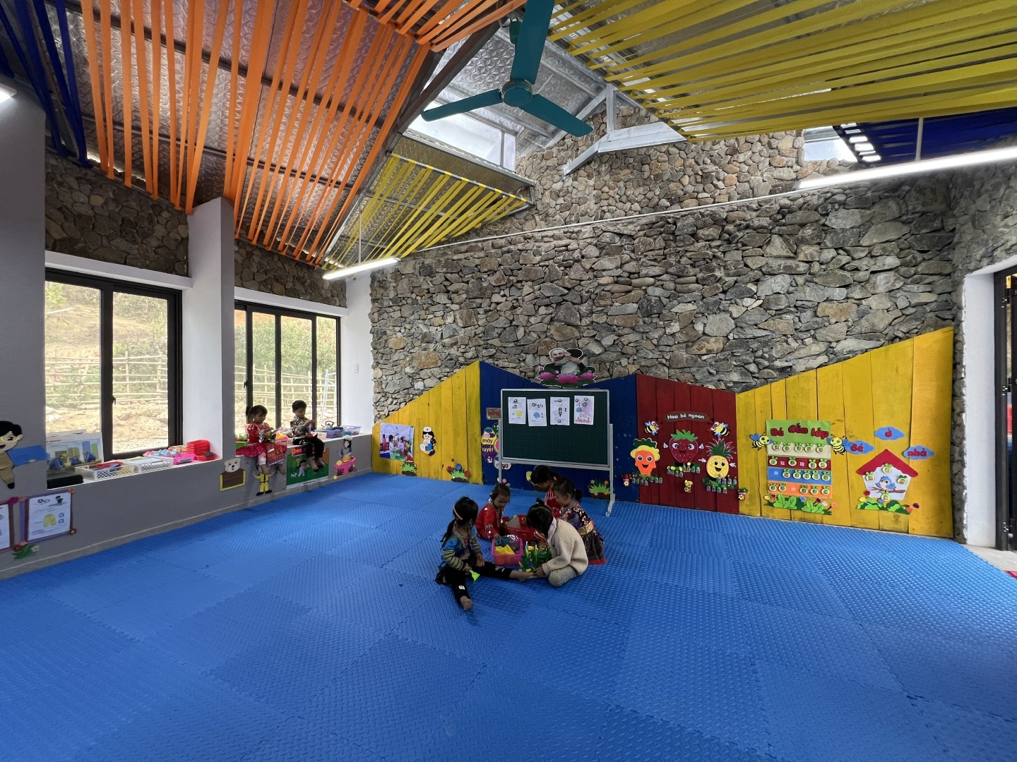 Lớp học mới ấm áp và khang trang