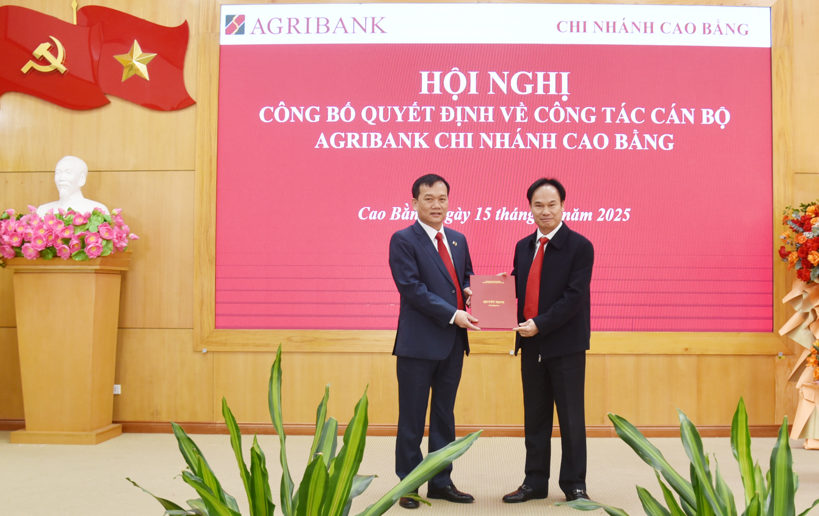 Đại diện lãnh đạo Agribank trao quyết định cho tân Giám đốc Agribank Chi nhánh Cao Bằng Đỗ Văn Sinh.