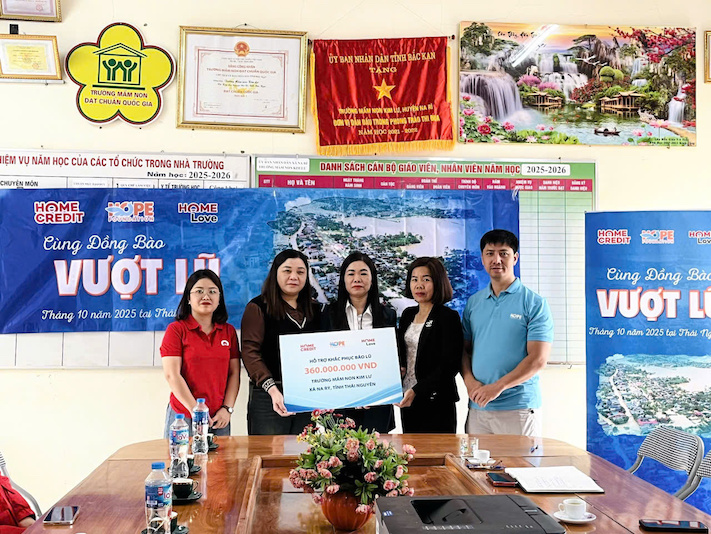 Đội ngũ Home Credit Việt Nam đã đóng góp hơn 2 tỷ đồng để hỗ trợ tái thiết trường học và hỗ trợ nhân viên của mình tại những vùng bị ảnh hưởng bởi bão lũ. (ảnh Home Credit)