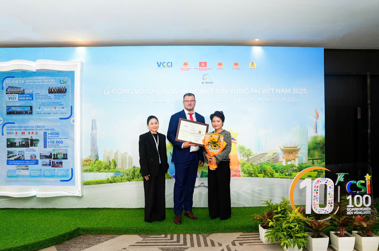 Ông Jakub Kudrna cùng đội ngũ Home Credit Việt Nam. Ảnh Home Credit