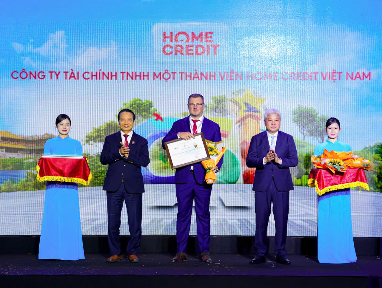 Ông Jakub Kudrna, Giám đốc Chiến lược kiêm Chủ tịch ban chỉ đạo ESG tại Home Credit Việt Nam nhận giải thưởng Top 10 doanh nghiệp bền vững lĩnh vực thương mại - Dịch vụ từ Thứ trưởng Nguyễn Mạnh Khương và Phó chủ tịch VCCI Nguyễn Quang Vinh. (ảnh Home Credit)