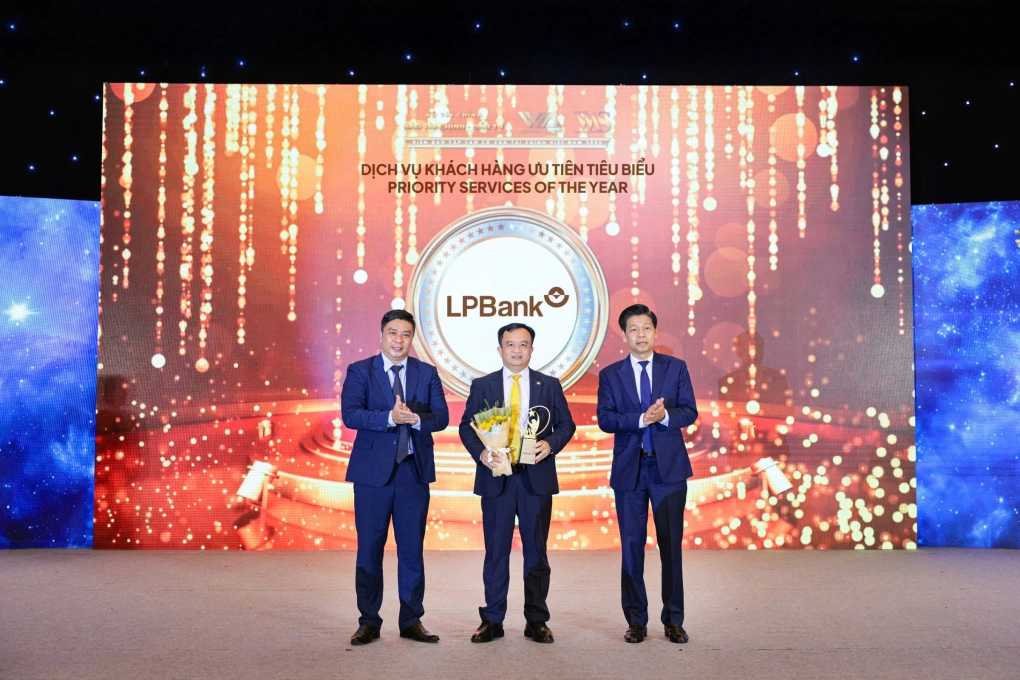 Ông Đặng Công Hoàn, Phó tổng giám đốc kiêm Giám đốc ngân hàng bán lẻ (giữa) đại diện LPBank nhận giải Dịch vụ khách hàng ưu tiên tiêu biểu. Ảnh: LPBank