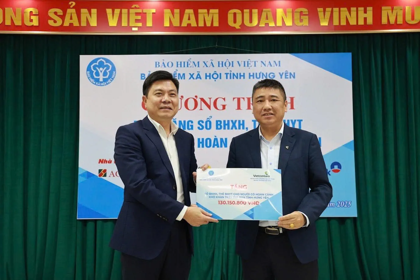 Ông Lê Tuấn Phan - Chủ tịch công đoàn cơ sở, Phó Giám đốc Vietcombank Phố Hiến (bên phải) trao tài trợ cho chương trình tặng sổ BHXH, thẻ BHYT cho người có hoàn cảnh khó khăn năm 2025