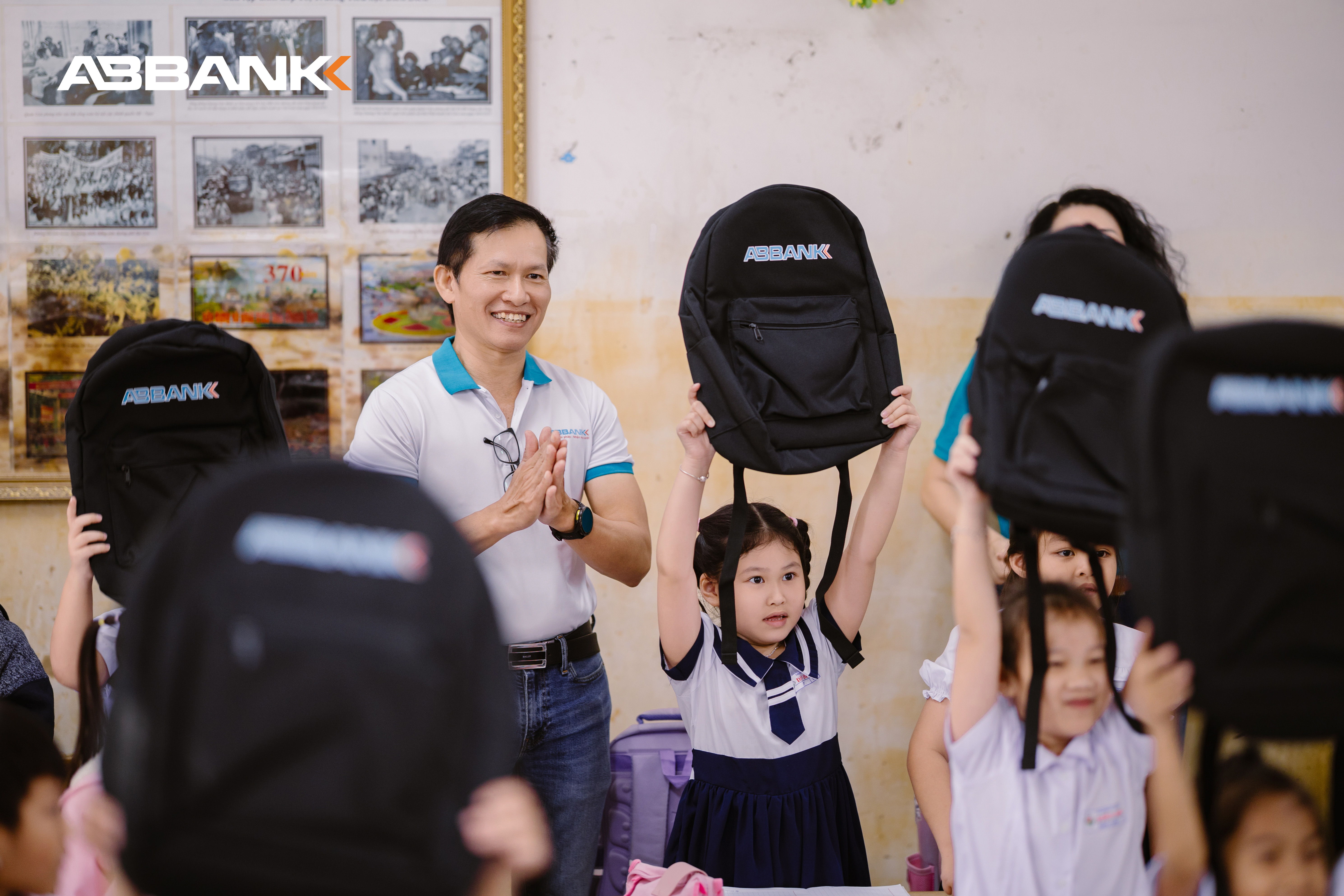 ABBANK tiếp sức học sinh Khánh Hòa trở lại trường học sau lũ