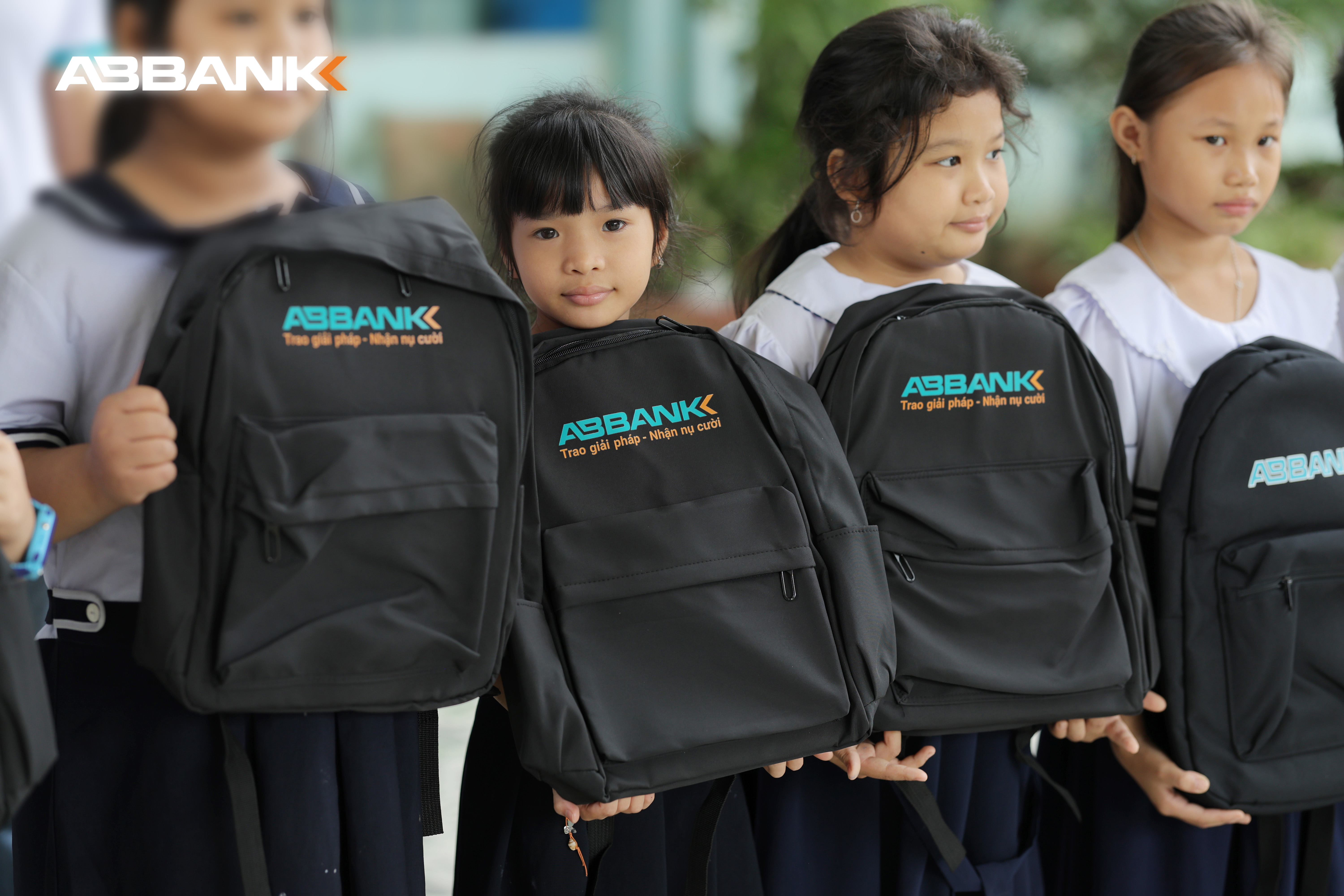 ABBANK tiếp sức học sinh Khánh Hòa trở lại trường học sau lũ