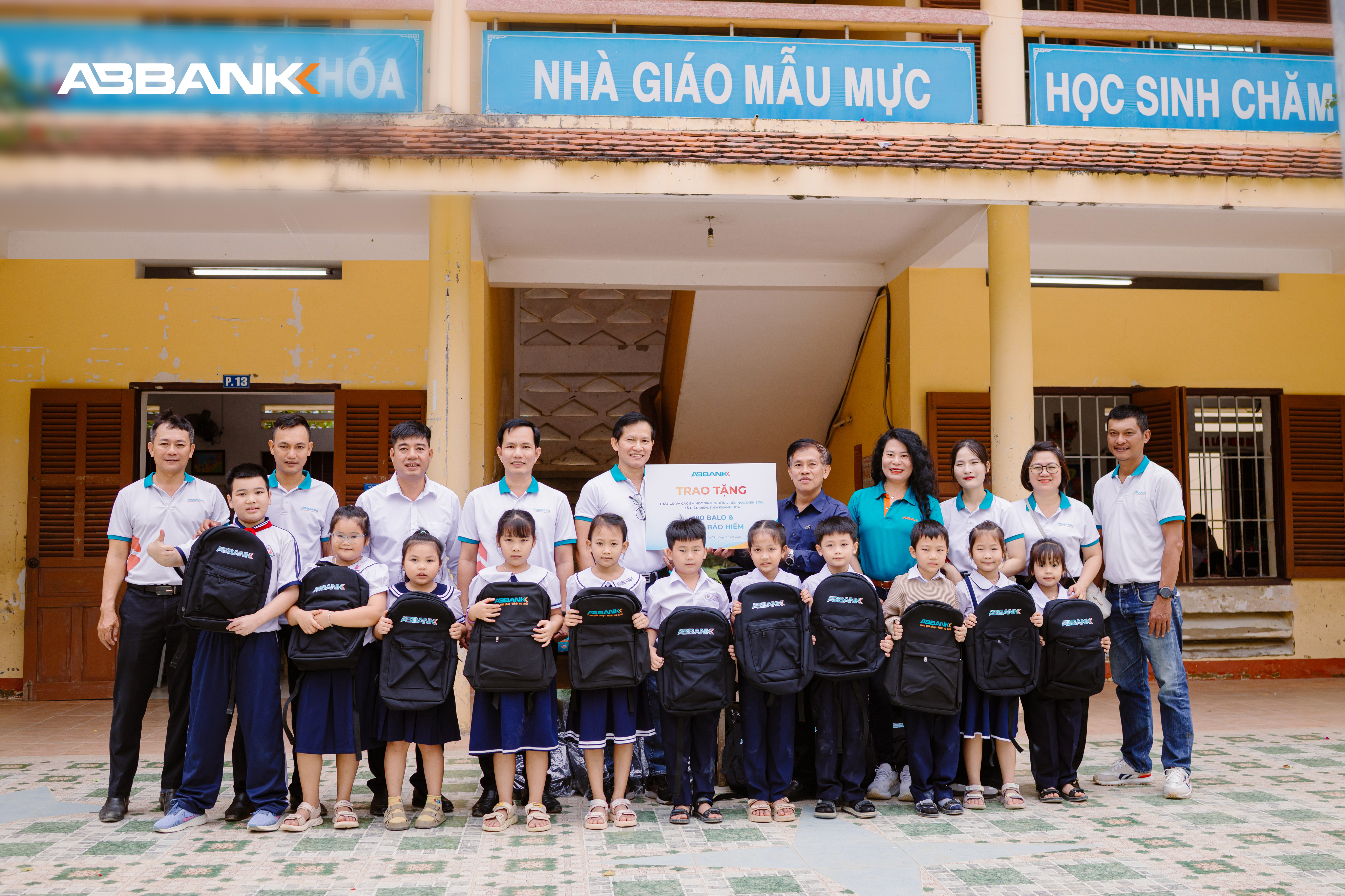 ABBANK tiếp sức học sinh Khánh Hòa trở lại trường học sau lũ