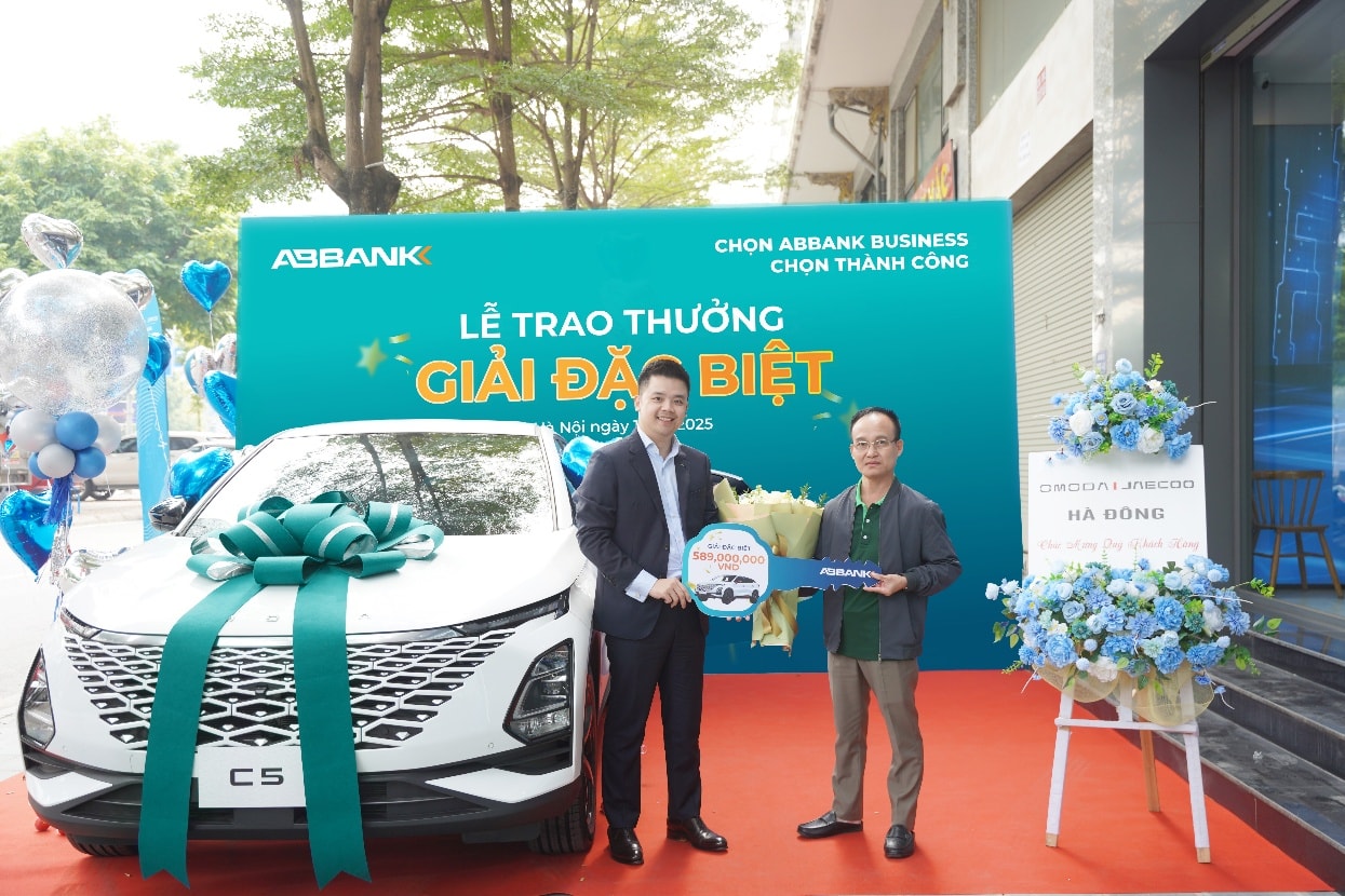 Đại diện ABBANK trao giải thưởng đặc biệt là 01 chiêc xe OMODA C5 Turbo Premium cho đại điện công ty Quê Lâm Phương Bắc