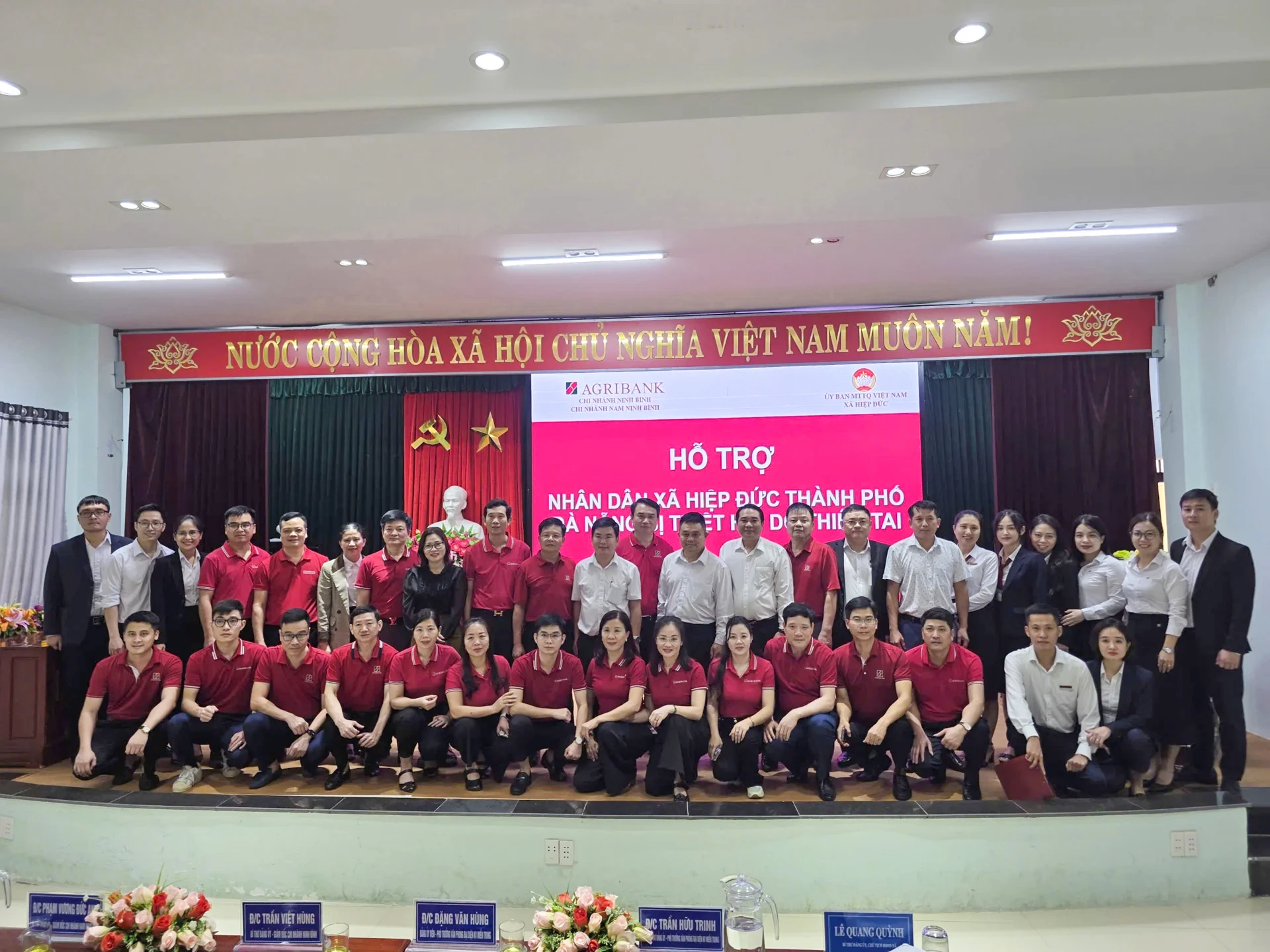 Đại diện nhà tài trợ, chính quyền địa phương xã Hiệp Đức chụp hình lưu niệm. Ảnh: T.H.