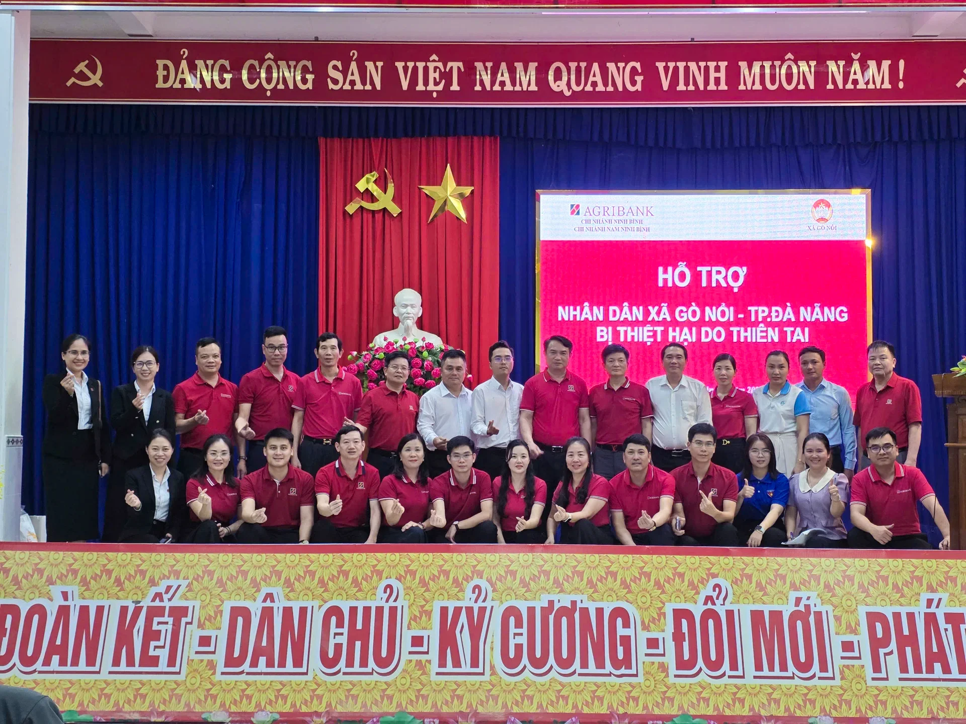 Đại diện nhà tài trợ, chính quyền địa phương xã Gò Nổi chụp hình lưu niệm. Ảnh: T.H.