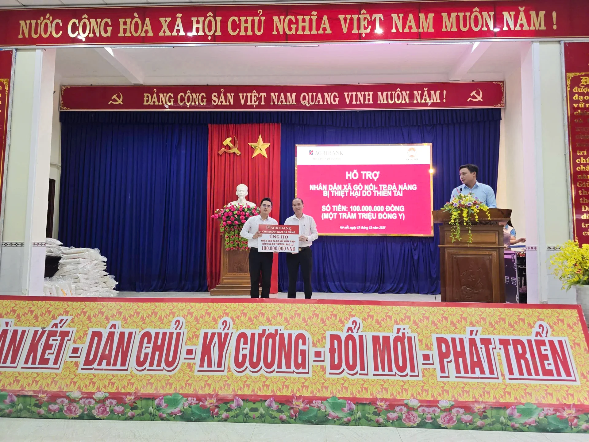 Agribank Chi nhánh Nam Đà Nẵng đã trao thêm 100 triệu đồng từ quỹ an sinh xã hội của Agribank cho xã Gò Nổi, thành phố Đà Nẵng. Ảnh: T.H.