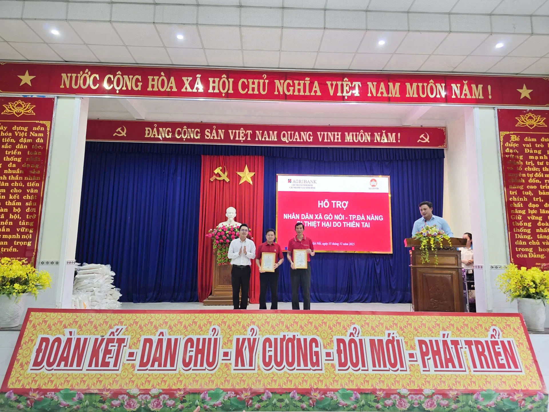 Ông Đinh Quang Vĩnh - Chủ tịch Ủy ban MTTQ Việt Nam xã Gò Nổi tặng Giấy khen cho nhà tài trợ. Ảnh: T.H.