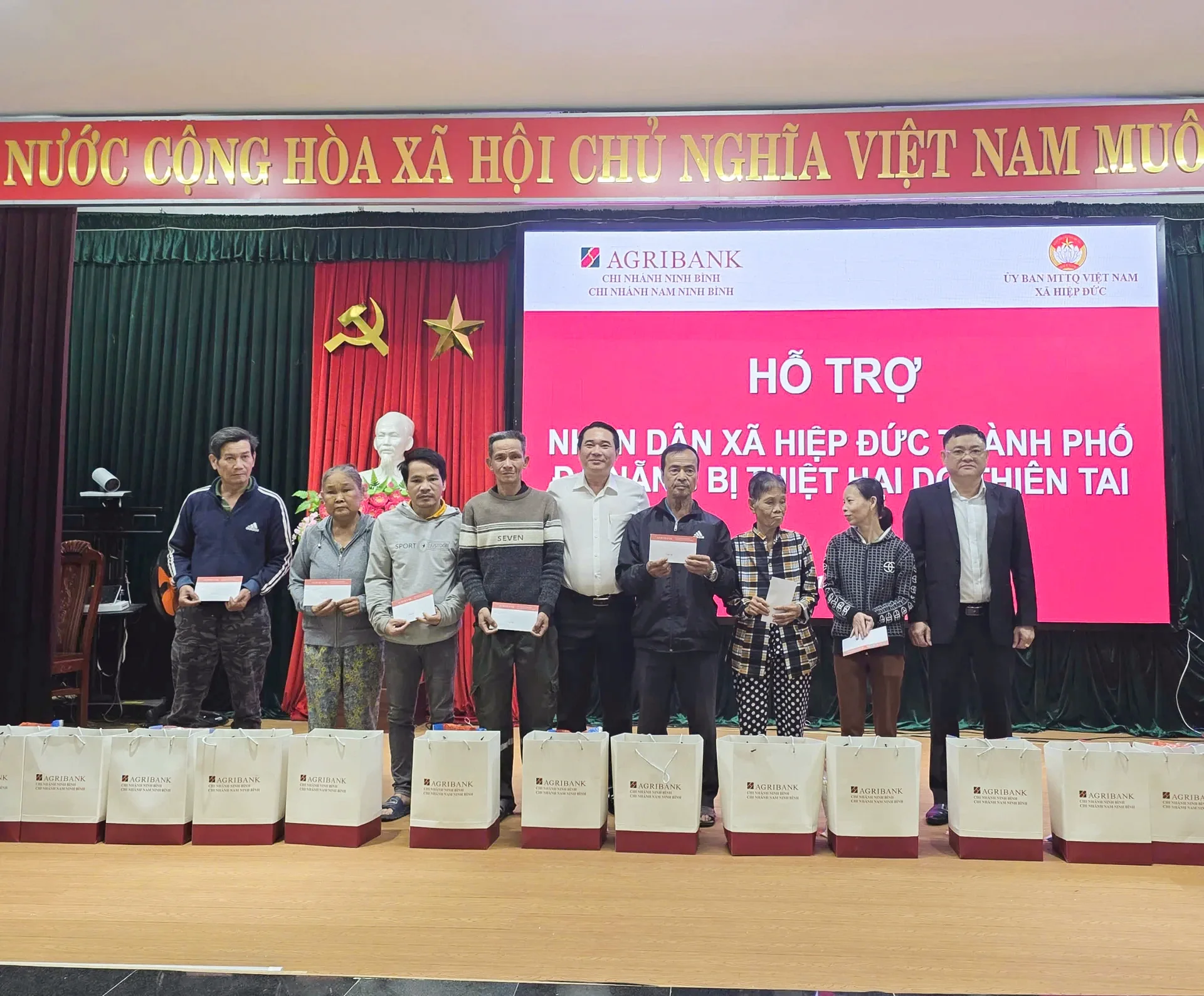 Agribank mong muốn những suất yêu thương này sẽ là nguồn động viên tinh thần cho người dân vùng lũ Đà Nẵng vượt qua khó khăn. Ảnh: T.H.