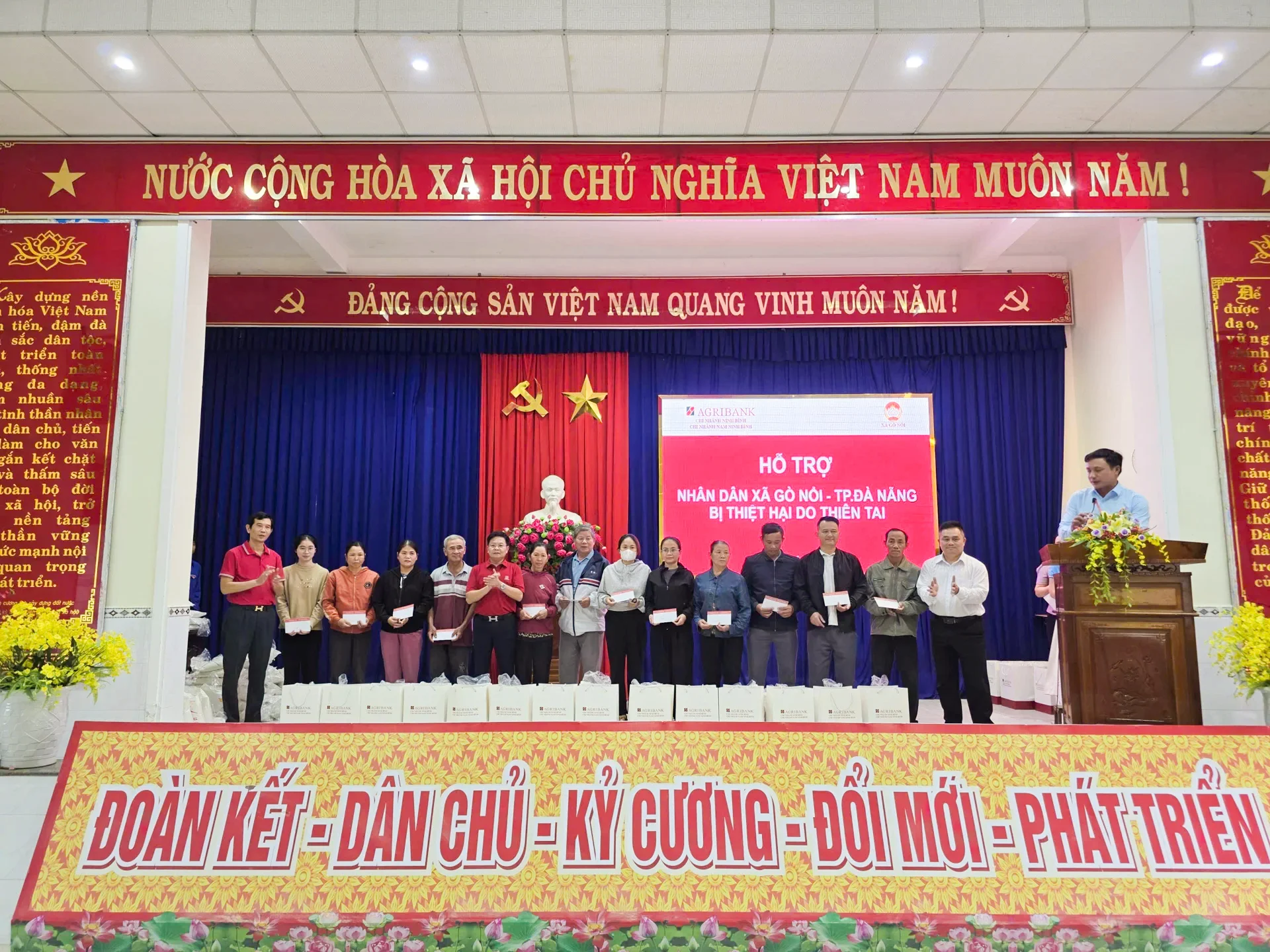 Đợt này, mỗi xã được đoàn công tác Agribank hỗ trợ 170 triệu đồng tặng quà cho người dân. Ảnh: T.H.