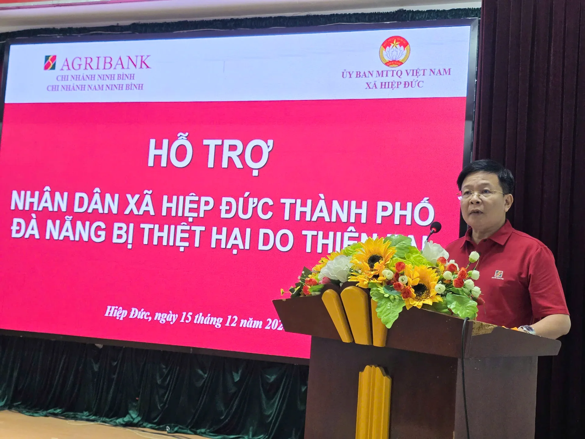 Ông Trần Việt Hùng - Giám đốc Agribank Chi nhánh Ninh Bình phát biểu tại Chương trình trao quà an sinh xã hội. Ảnh: T.H.