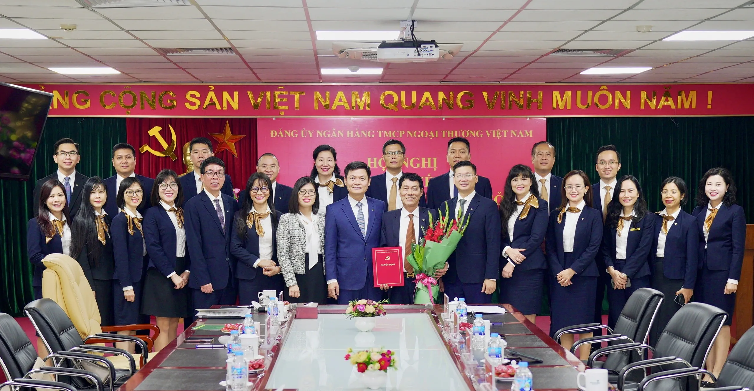 Đồng chí Nguyễn Danh Phương - Phó Bí thư Trường trực Đảng ủy Vietcombank (đứng hàng 1, thứ 8 từ trái sang), các đồng chí đại diện lãnh đạo một số đơn vị tham mưu giúp việc của Đảng ủy chụp ảnh lưu niệm cùng Ban Chấp hành Đảng bộ, các cán bộ chủ chốt của chi nhánh Nam Hà Nội