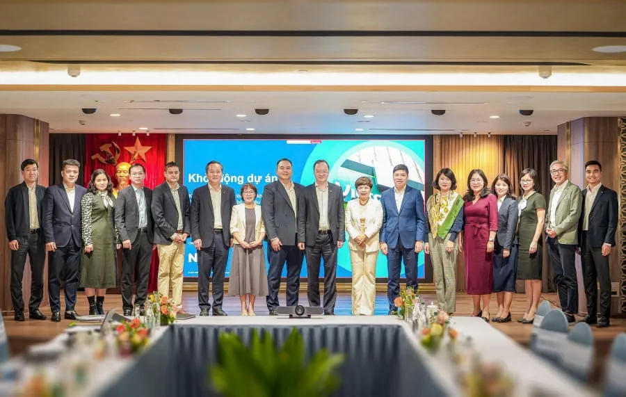 Đại diện lãnh đạo 2 đơn vị chụp ảnh lưu niệm