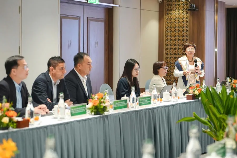 Đại diện Liên danh NielsenIQ - MCG trình bày báo cáo kết quả khảo sát EES - ICS năm 2024 và khảo sát ICS kỳ 6 tháng đầu năm 2025