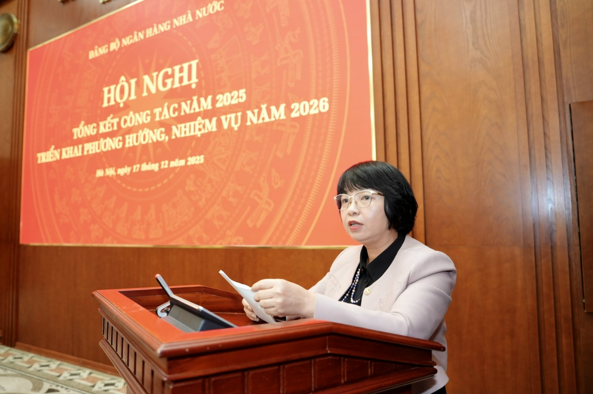 Đồng chí Lê Thị Mai Hương, Phó Bí thư chuyên trách Đảng uỷ trình bày Dự thảo Nghị quyết của Ban Thường vụ Đảng uỷ về chủ trương, định hướng nhiệm vụ trọng tâm ngành Ngân hàng năm 2026