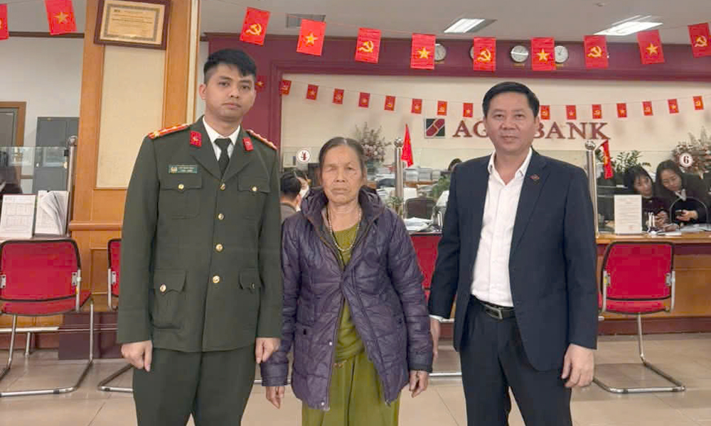 Đại diện Ngân hàng Nông nghiệp và Phát triển nông thôn Việt Nam - chi nhánh Quế Võ và cán bộ Công an phường tiếp nhận, hỗ trợ công dân, ngăn chặn kịp thời vụ lừa đảo.