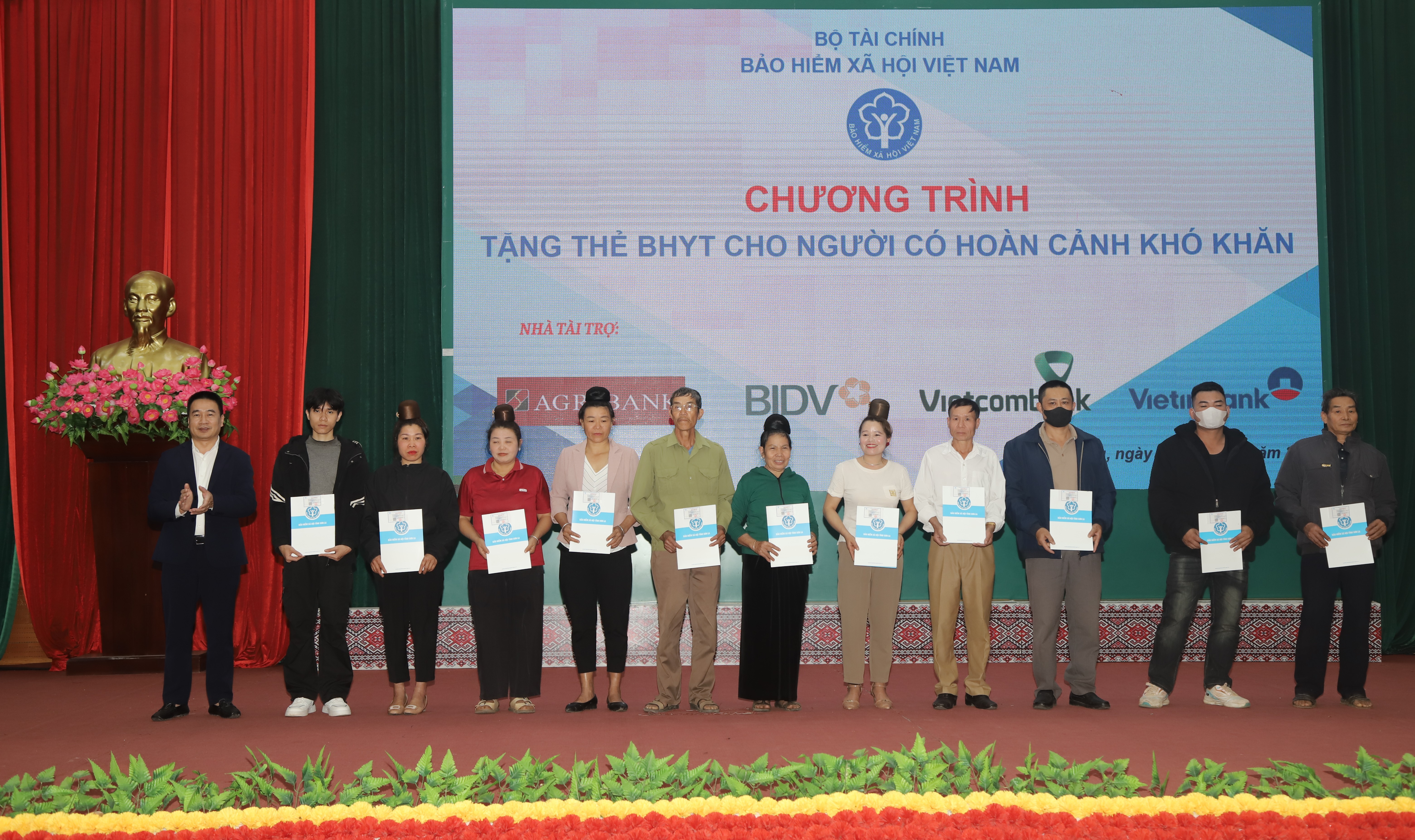 Ông Nguyễn Thanh Hải - Phó Giám đốc Agribank Chi nhánh Sơn La (ngoài cùng bên trái) tham gia chương trình trao tặng thẻ BHYT cho người dân có hoàn cảnh khó khăn do BHXH Việt Nam triển khai