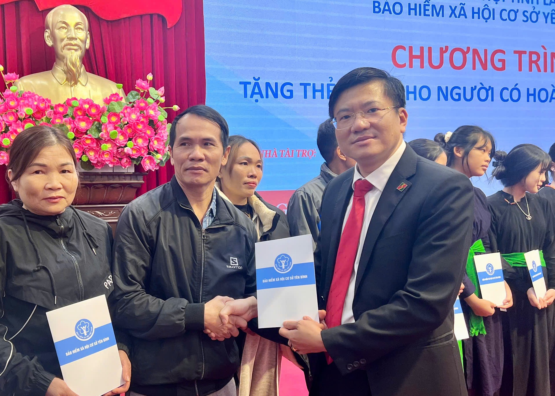 Ông Tạ Quang Khả - Phó Giám đốc Agribank Chi nhánh Yên Bái đã tham dự Chương trình và trực tiếp trao tặng thẻ Bảo hiểm y tế tới những người có hoàn cảnh khó khăn tại địa bàn tỉnh Lào Cai