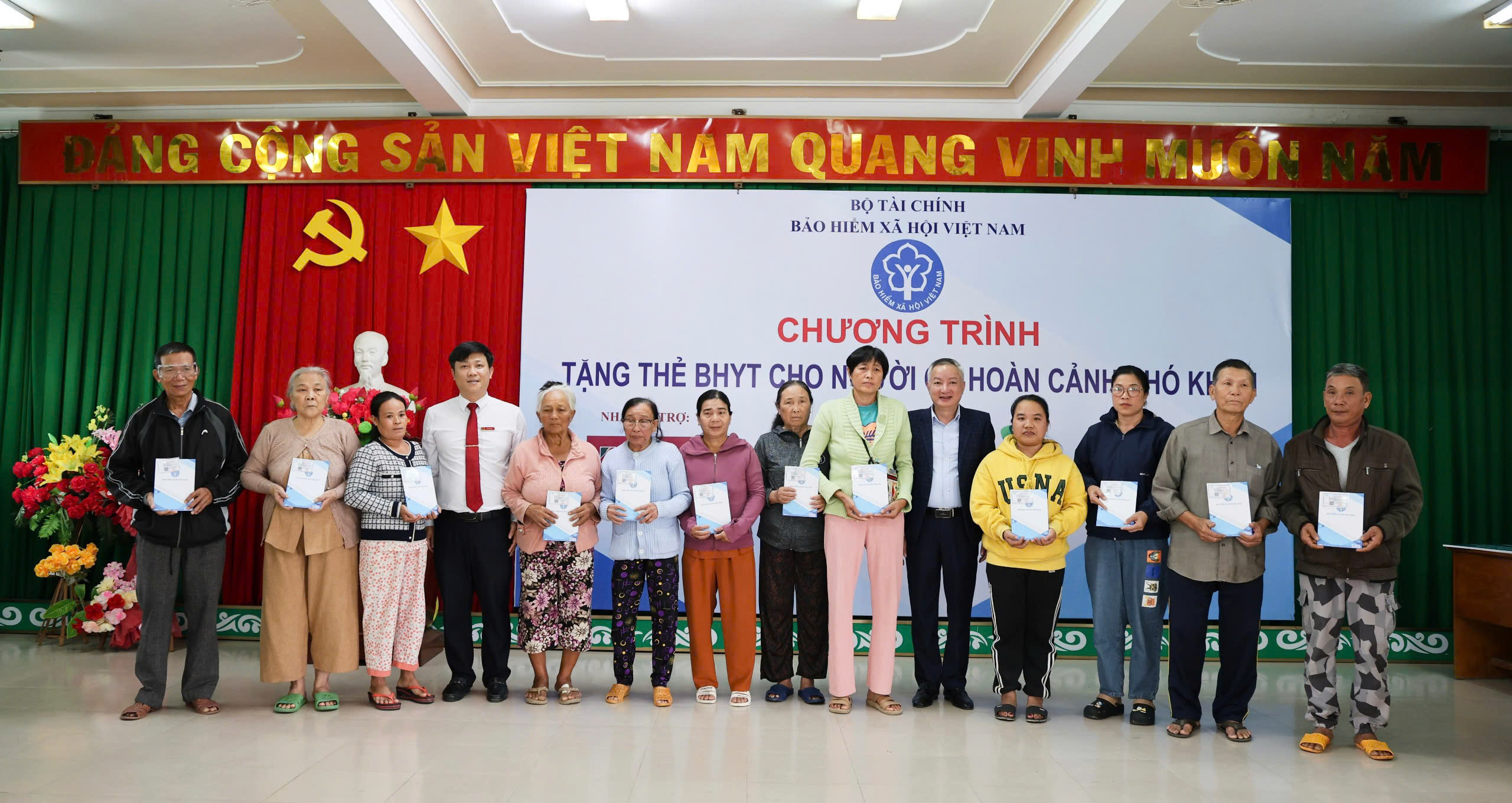 Ông Võ Tiến Nam - Phó Giám đốc Agribank Chi nhánh Đắk Lắk trao tặng thẻ BHYT cho người dân có hoàn cảnh khó khăn trên địa bàn xã Phú Hòa 2