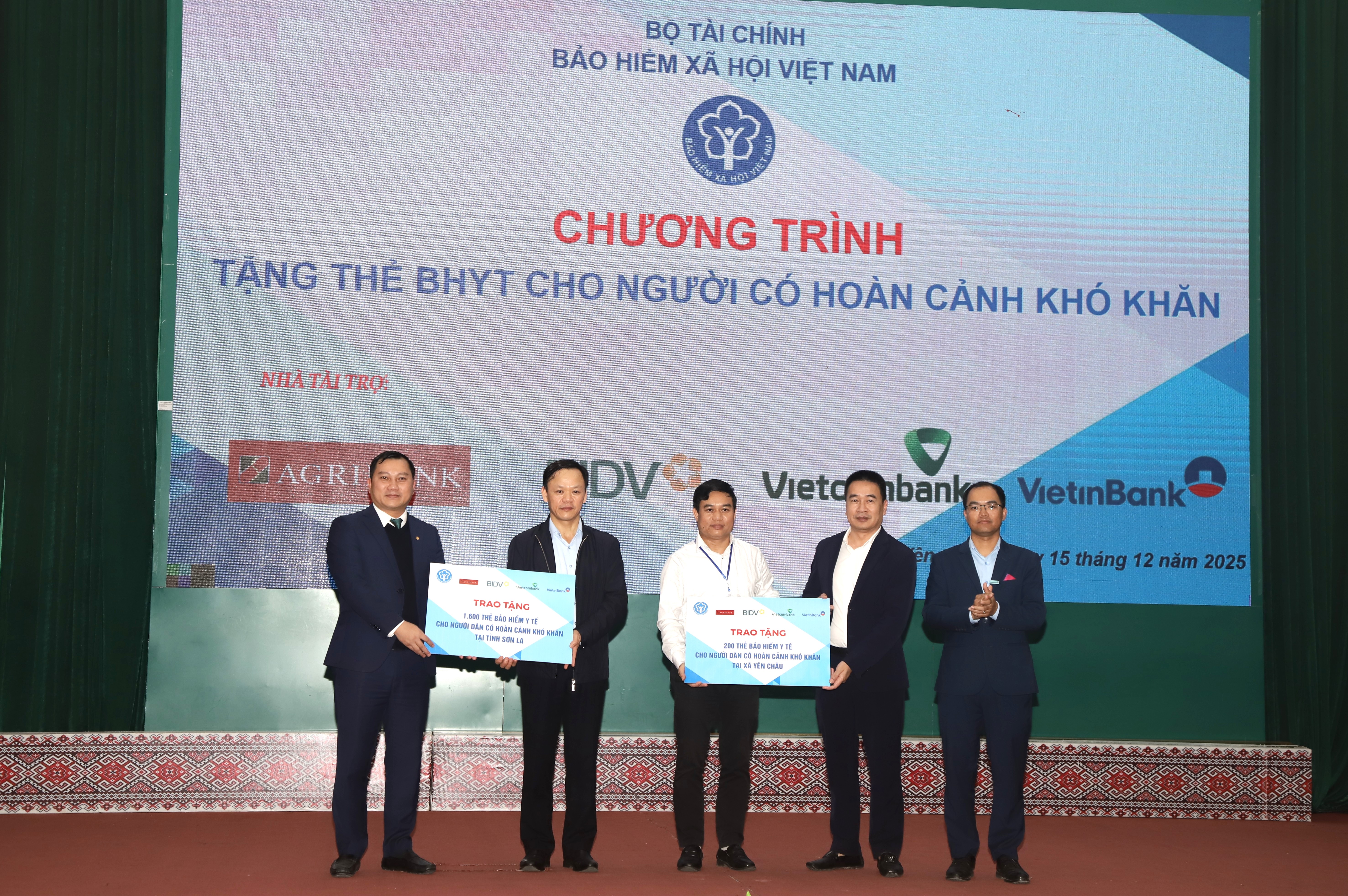 Agribank đồng hành cùng BHXH Việt Nam tặng 1.600 thẻ BHYT cho người dân có hoàn cảnh khó khăn ở tỉnh Sơn La