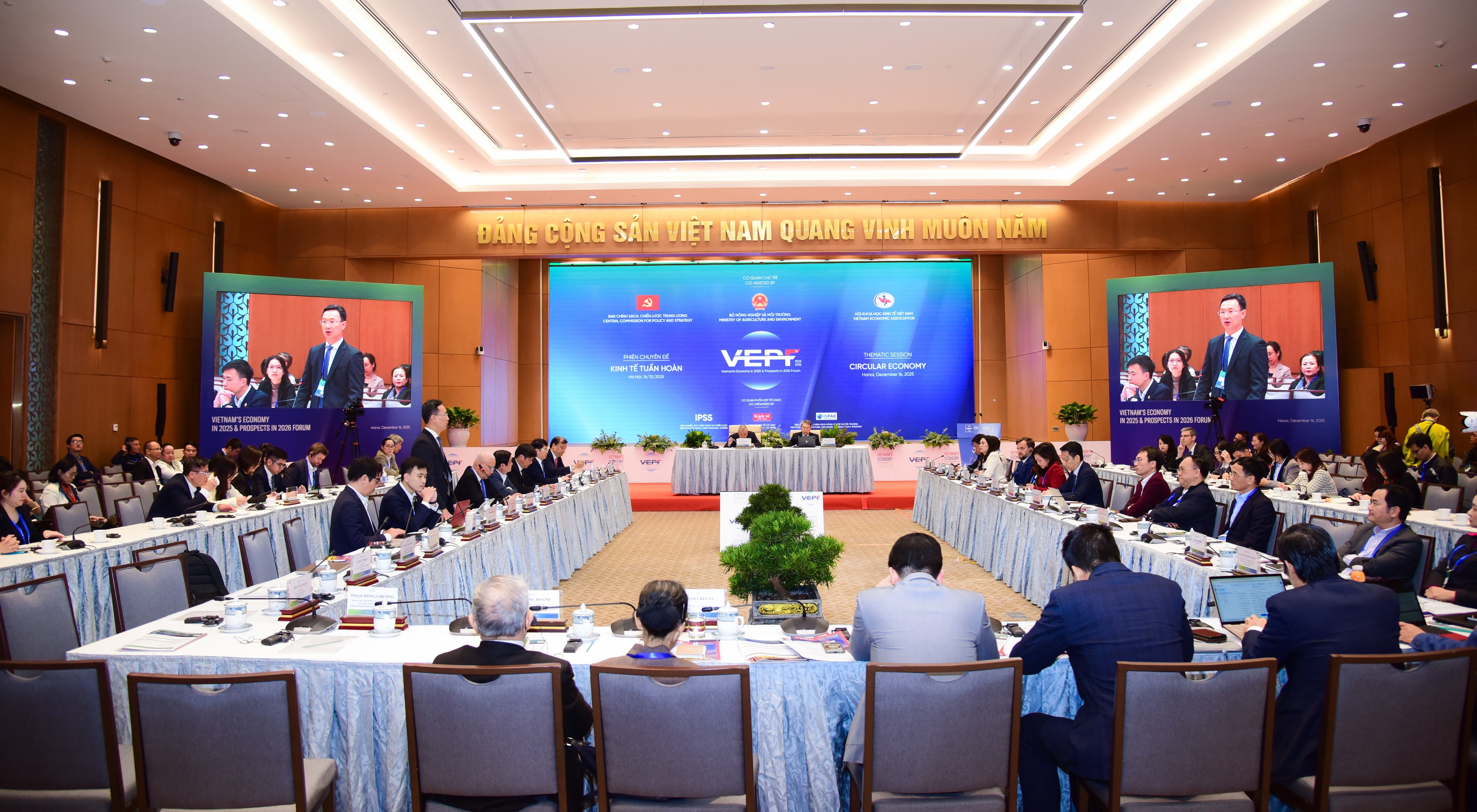 Phiên chuyên đề Kinh tế tuần hoàn trong khuôn khổ VEPF thu hút sự tham gia của hàng trăm đại biểu.