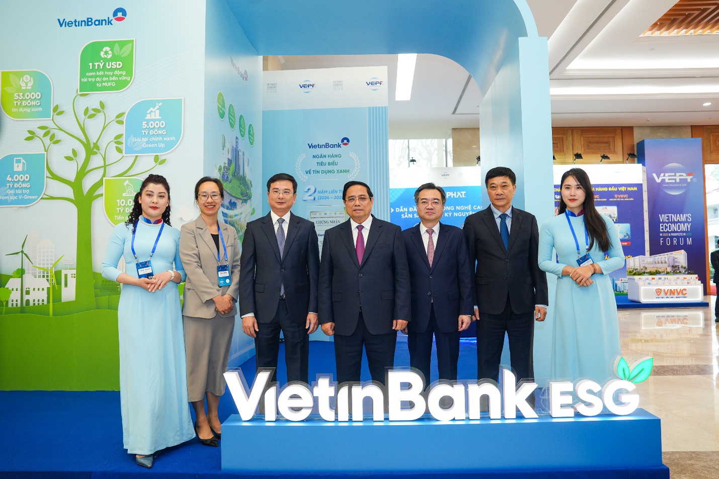 Thủ tướng Chính phủ Phạm Minh Chính, Trưởng Ban Chính sách, chiến lược Trung ương Nguyễn Thanh Nghị, Phó Chủ tịch Quốc hội Vũ Hồng Thanh và Phó Thống đốc NHNN Phạm Thanh Hà tham dự Diễn đàn
