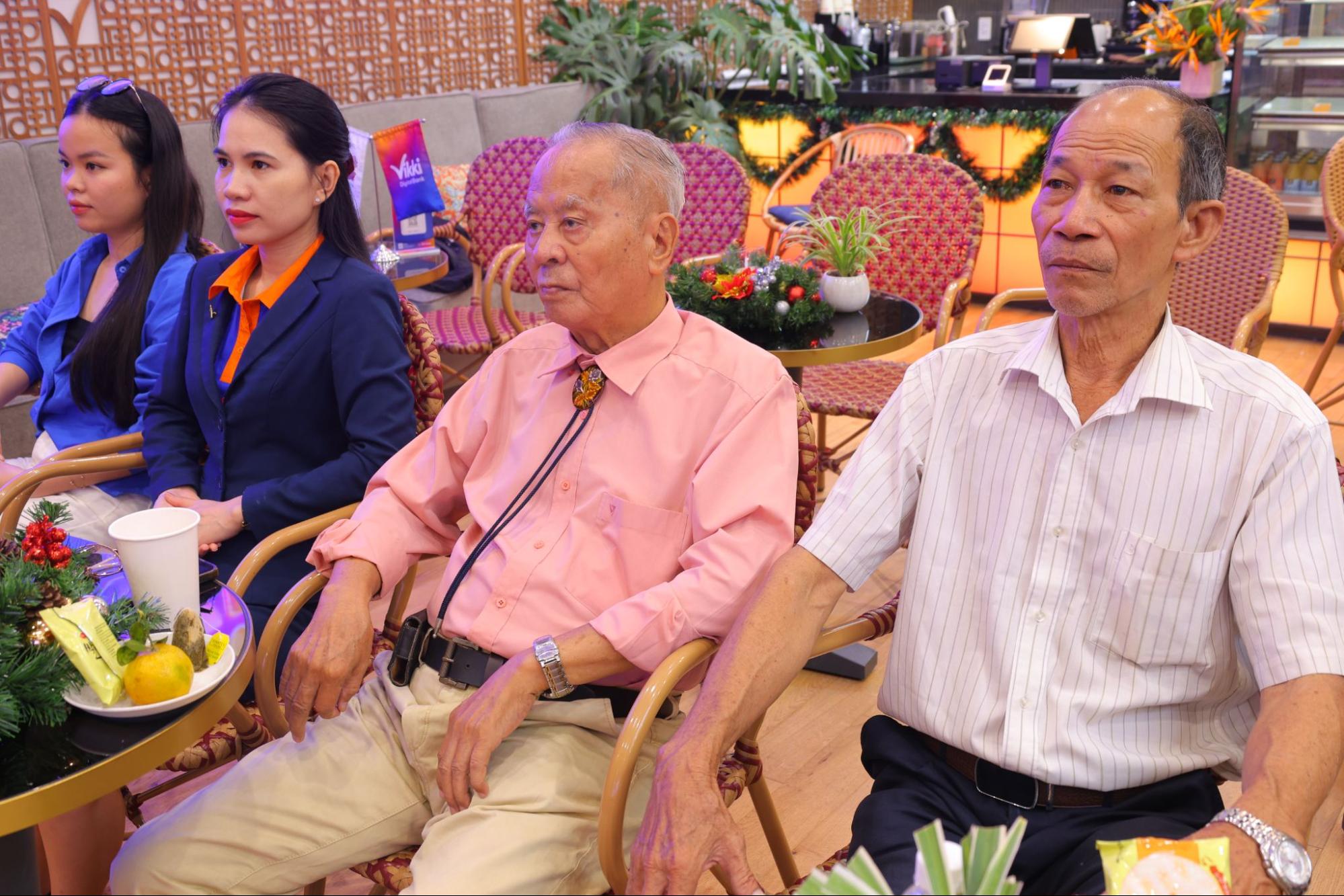 CBNV và khách hàng Vikki Bank chăm chú theo dõi các nội dung Megalive “TIẾT KIỆM Vikki – Trúng VÀNG ký” Thứ Bảy ngày 13/12/2025