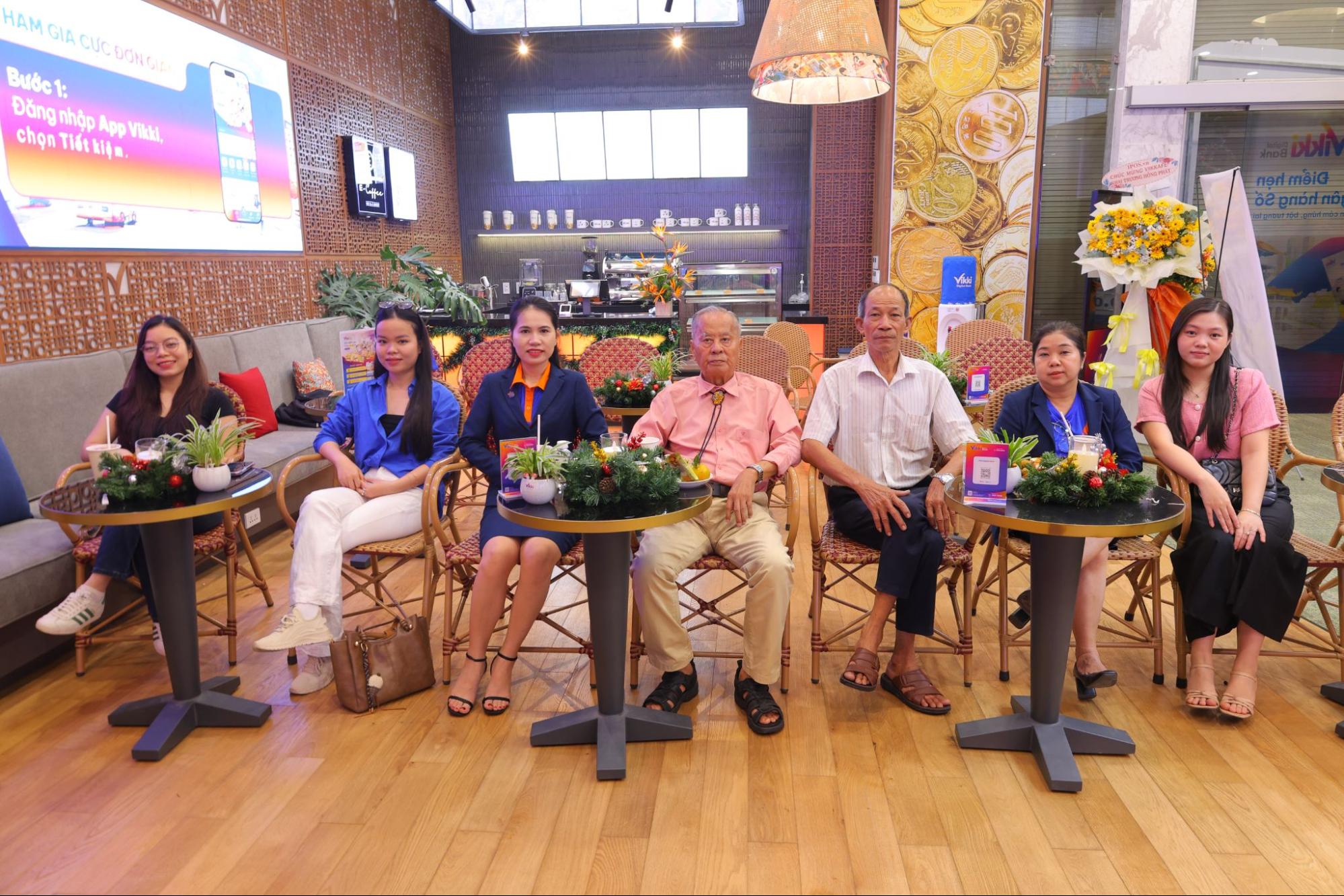 CBNV và khách hàng Vikki Bank đang theo dõi Megalive “TIẾT KIỆM Vikki – Trúng VÀNG ký” Thứ Bảy ngày 13/12/2025