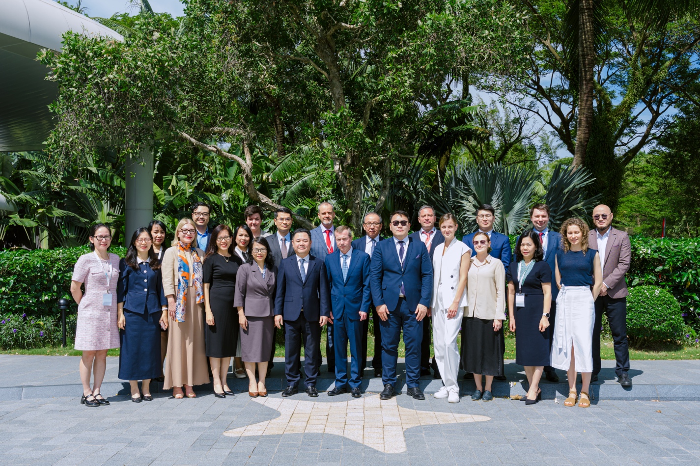 Phó Thống đốc Nguyễn Ngọc Cảnh và các đại biểu tham dự kỳ họp