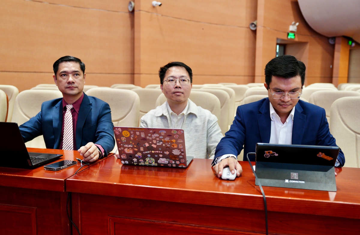 Các giảng viên từ Trường Đại học Ngân hàng TP. Hồ Chí Minh hỗ trợ các học viên