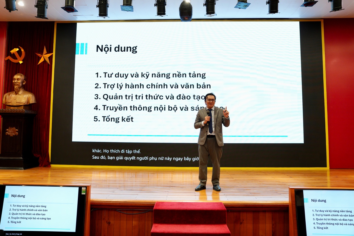 TS. Trần Kim Long - Bộ môn Công nghệ tài chính, giảng viên của lớp “Ứng dụng AI trong sáng tạo nội dung số, quản trị tổ chức – nhân sự và truyền thông nội bộ”