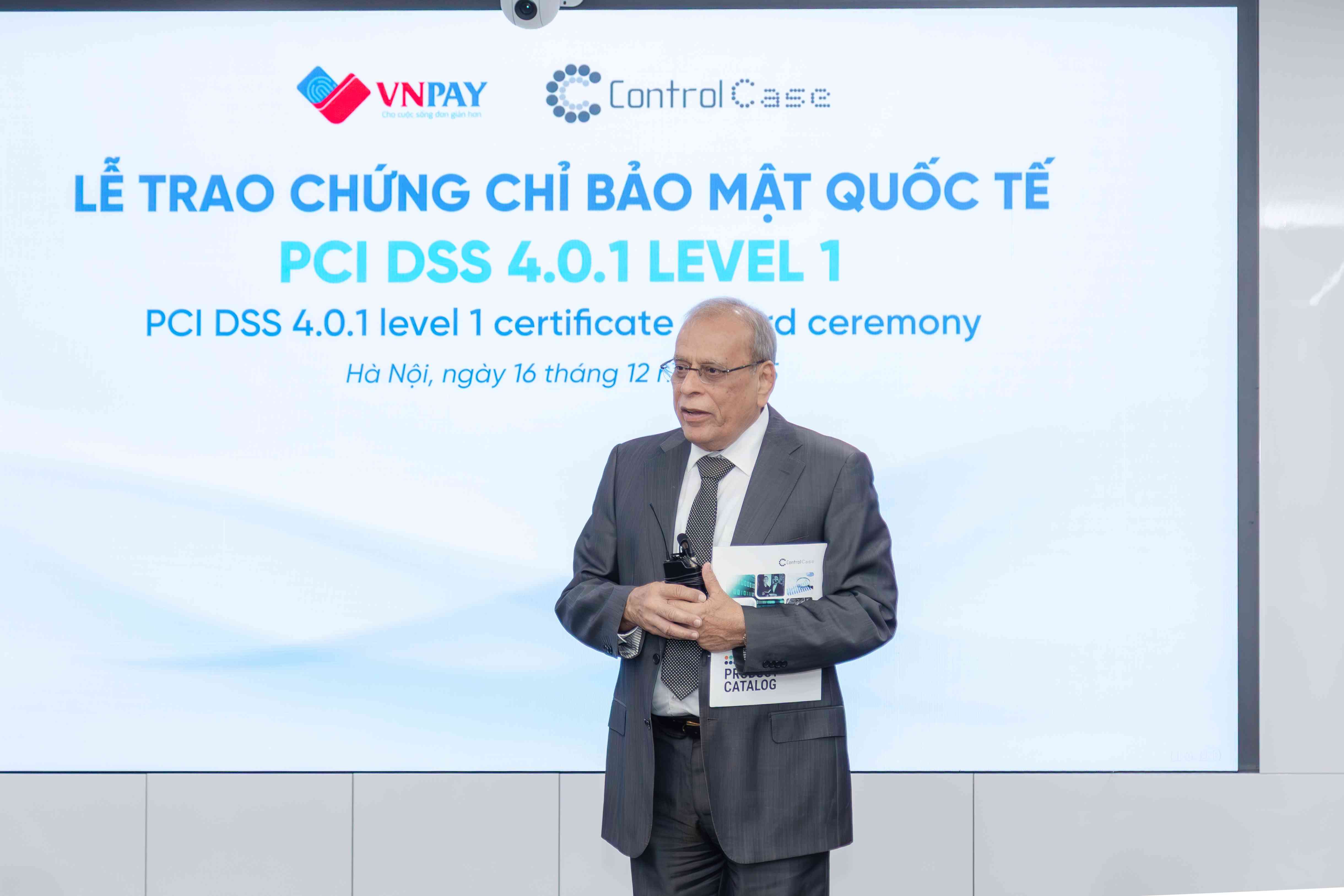 Ông Suresh Kumar Dadlani - Chủ tịch, Giám đốc Control Case trong Lễ trao chứng chỉ bảo mật quốc tế PCI DSS 4.0.1 level 1 cho VNPAY.