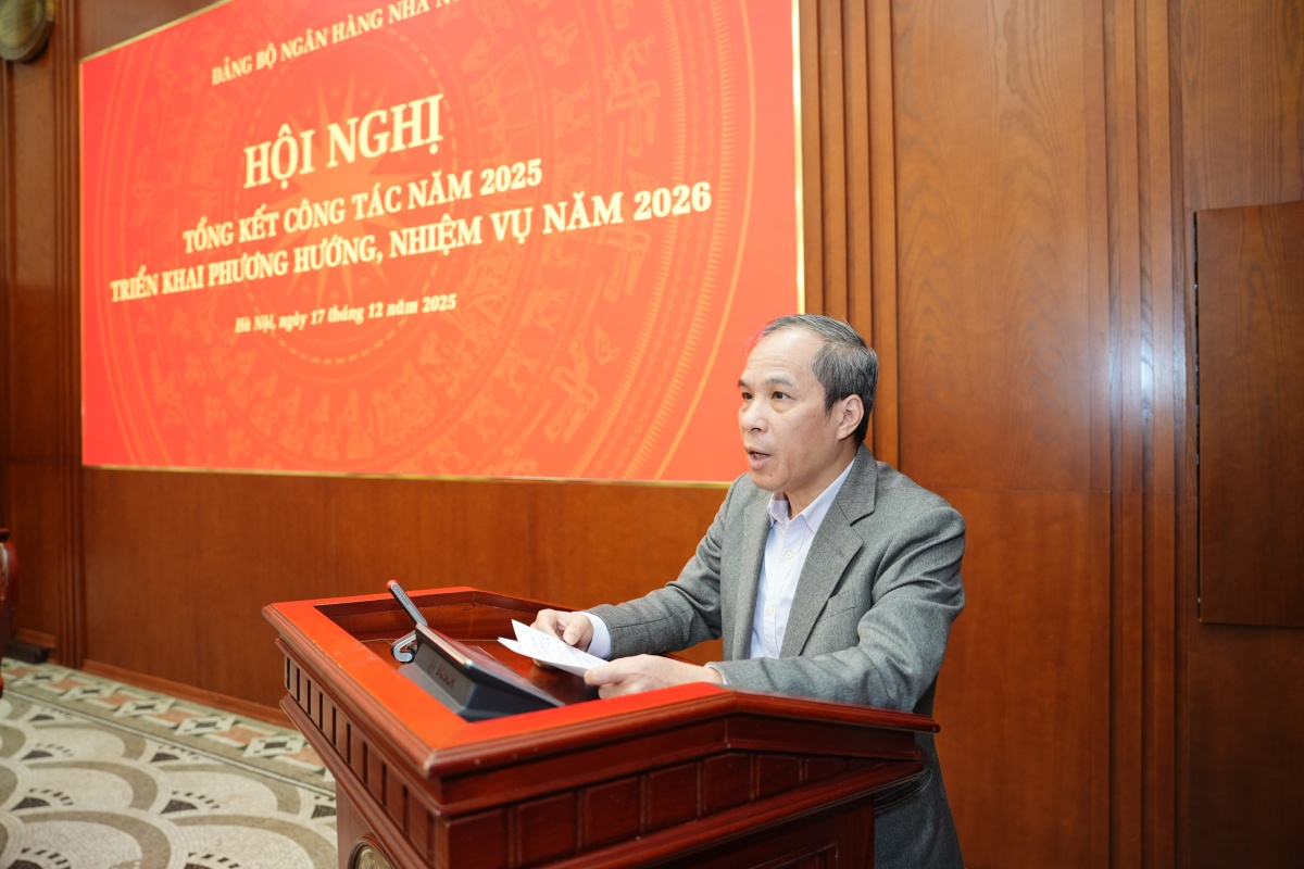 Đồng chí Đoàn Thái Sơn, Phó Bí thư Thường trực Đảng ủy, Phó Thống đốc Thường trực NHNN trình bày báo cáo tổng kết công tác năm 2025 và báo cáo số 34-BC/ĐUNHNN tổng kết công tác kiểm tra giám sát năm 2025