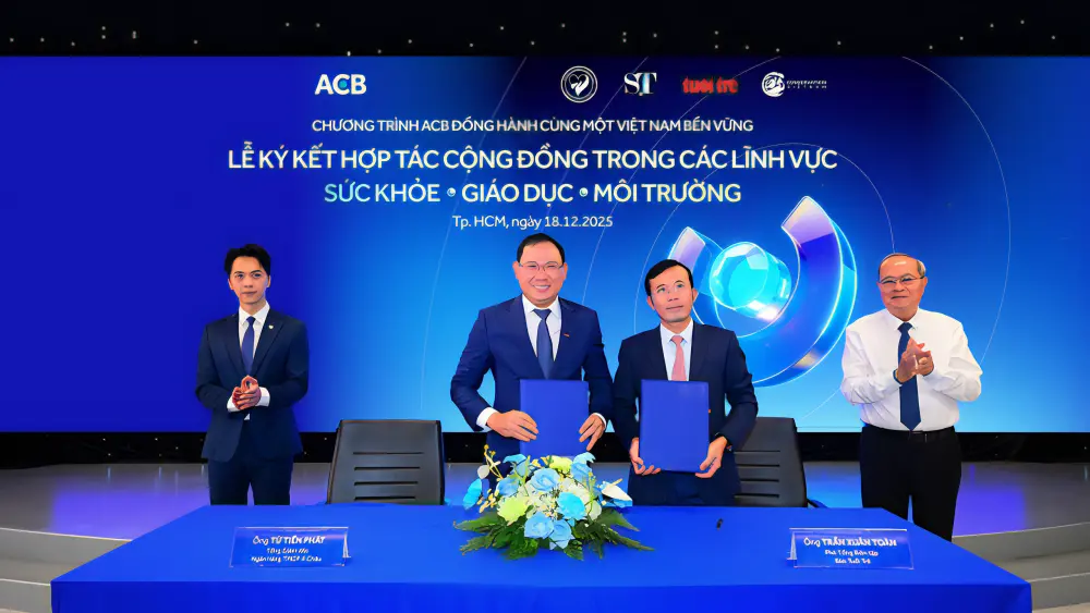 Ông Từ Tiến Phát - Tổng Giám đốc ACB và ông Trần Xuân Toàn - Phó Tổng Biên tập Báo Tuổi Trẻ đại diện ký kết hợp tác hai bên.