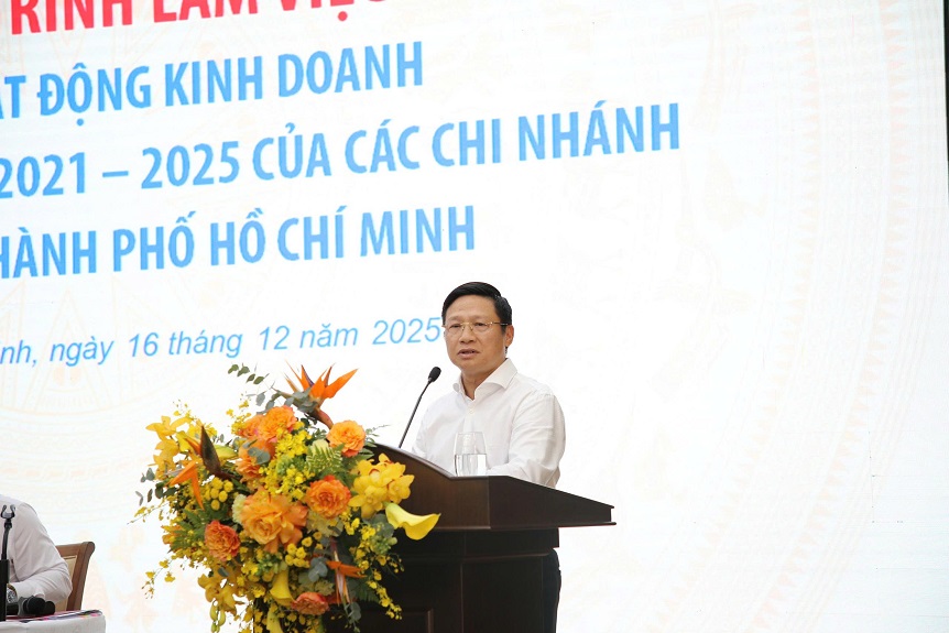 Đồng chí Võ Minh Tuấn – Giám đốc Ngân hàng Nhà nước chi nhánh Khu vực II chúc mừng kết quả của Agribank trong thực hiện Phương án tái cơ cấu giai đoạn 2021 – 2025