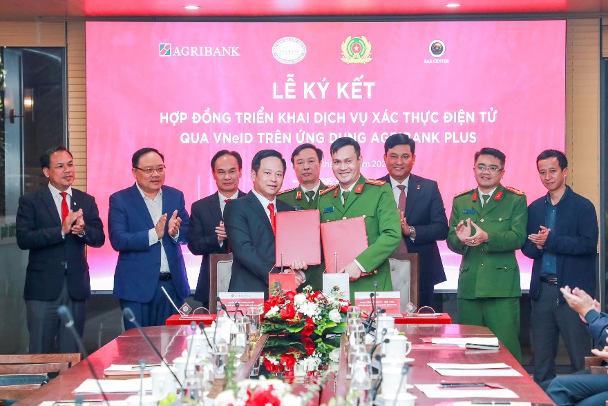 Agribank và Trung tâm RAR - Bộ Công an ký kết triển khai dịch vụ xác thực điện tử qua VNeID trên ứng dụng Agribank Plus ngày 23/12/2024