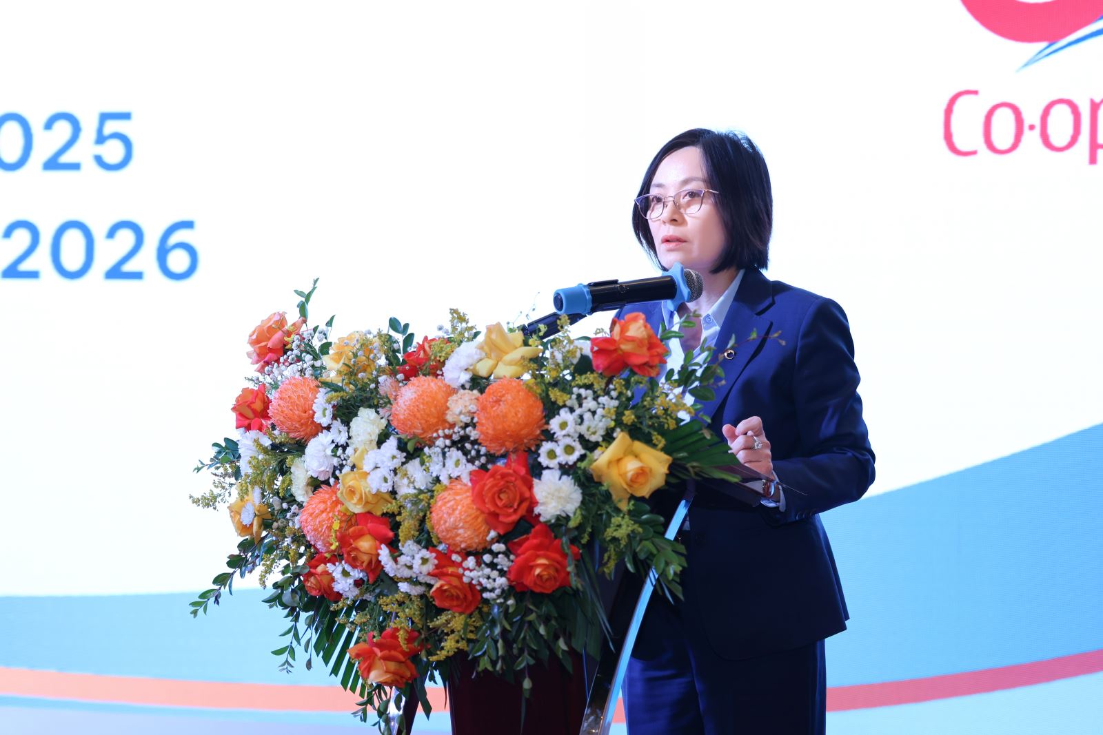 Phát biểu tại Hội nghị, bà Phạm Thị Hồng Minh - Phó Bí thư Đảng ủy, Thành viên Hội đồng quản trị, Tổng giám đốc Co-opBank cho biết: năm 2026, Co-opBank tiếp tục đổi mới, triển khai quyết liệt các chỉ đạo của Ban Lãnh đạo NHNN, tiếp tục thực hiện tốt chức trách nhiệm vụ là ngân hàng của QTDND