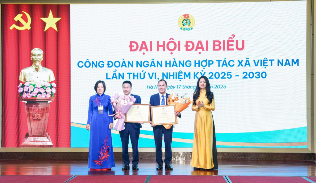 Đồng chí Nguyễn Khánh Chi - Phó Chủ tịch Thường trực Công đoàn Ngân hàng Việt Nam và đồng chí Phạm Thị Hồng Minh - Thành viên Hội đồng quản trị, Tổng giám đốc Co-opBank trao tặng Bằng khen của Tổng Liên đoàn Lao đông Việt Nam và tặng hoa chúc mừng cho các cá nhân trong hệ thống Co-opBank