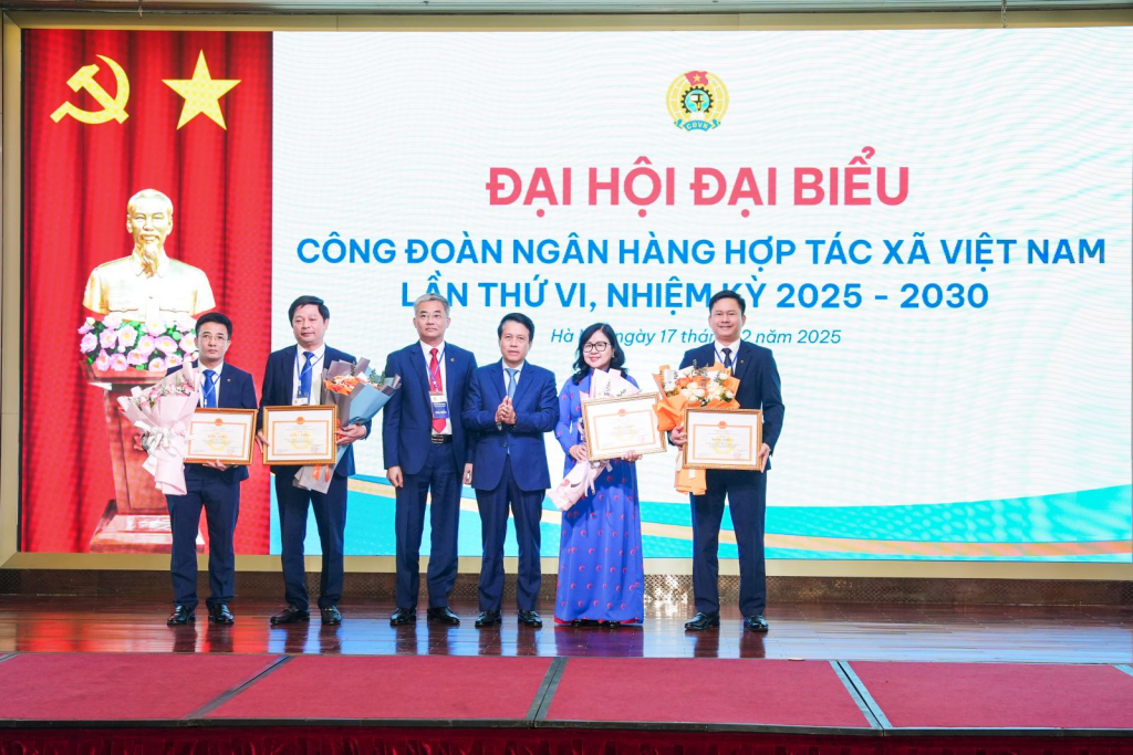 Phó Thống đốc NHNN Việt Nam Phạm Tiến Dũng và đồng chí Nguyễn Quốc Cường ,, Chủ tịch Hội đồng quản trị Co-opBank trao tặng Bằng khen của Thống đốc NHNN Việt Nam và tặng hoa chúc mừng cho các tập thể đơn vị trong hệ thống Co-opBank