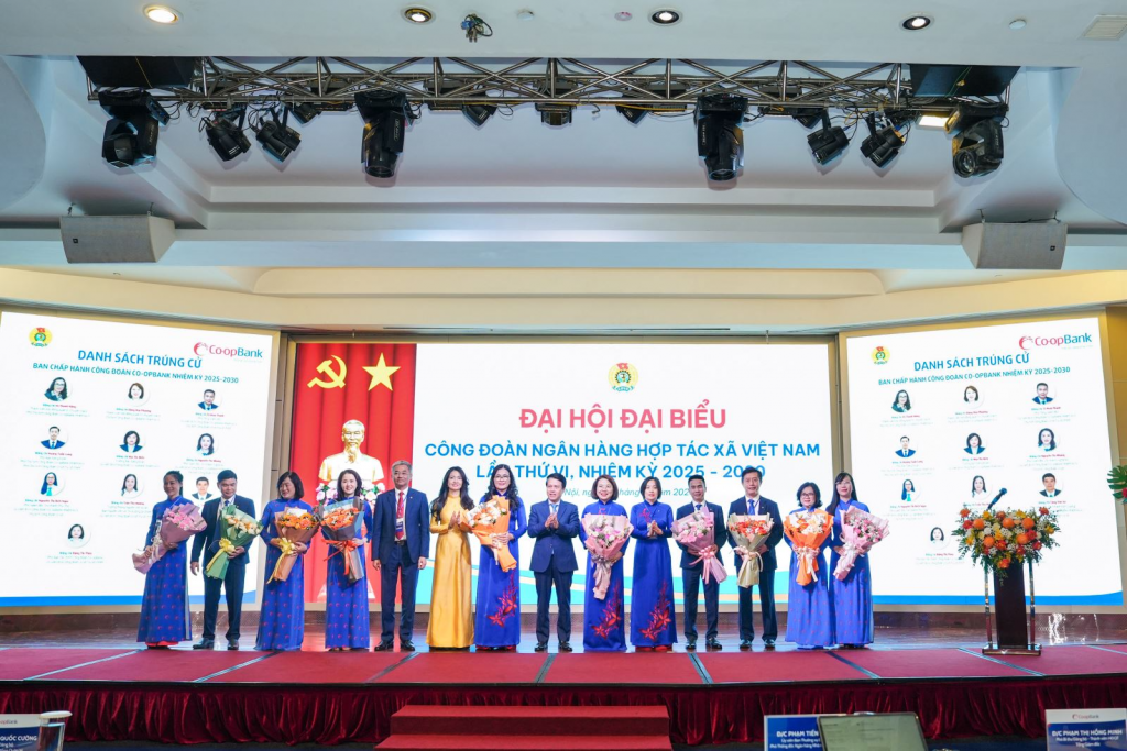 Phó Thống đốc NHNN Việt Nam Phạm Tiến Dũng và Lãnh đạo Công đoàn Ngân hàng Việt Nam, Lãnh đạo Co-opBank tặng hoa chúc mừng Ban Chấp hành Công đoàn Co-opBank khóa VI, nhiệm kỳ 2025 - 2030 tại Đại hội