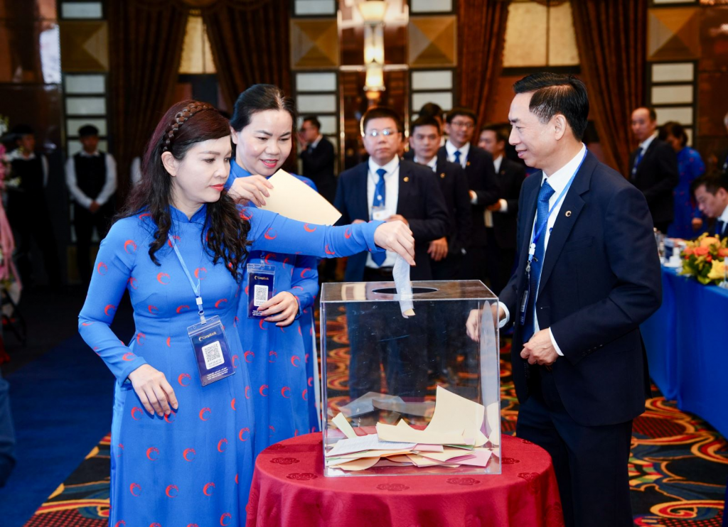 Các đại biểu bỏ phiếu tại Đại hội