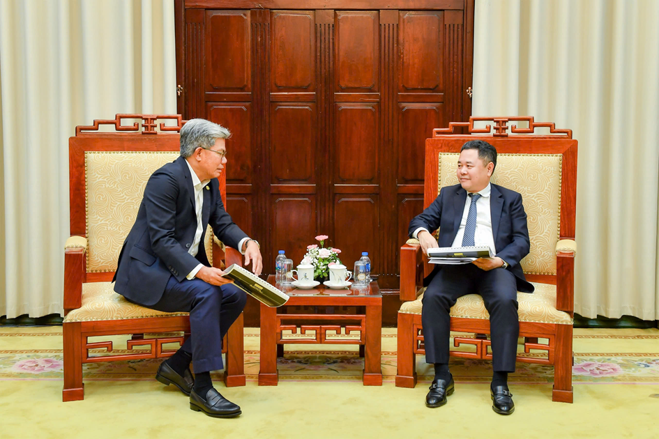 Phó Thống đốc Nguyễn Ngọc Cảnh tiếp xã giao ông Khairussaleh Ramli- Chủ tịch kiêm Tổng Giám đốc Tập đoàn Maybank