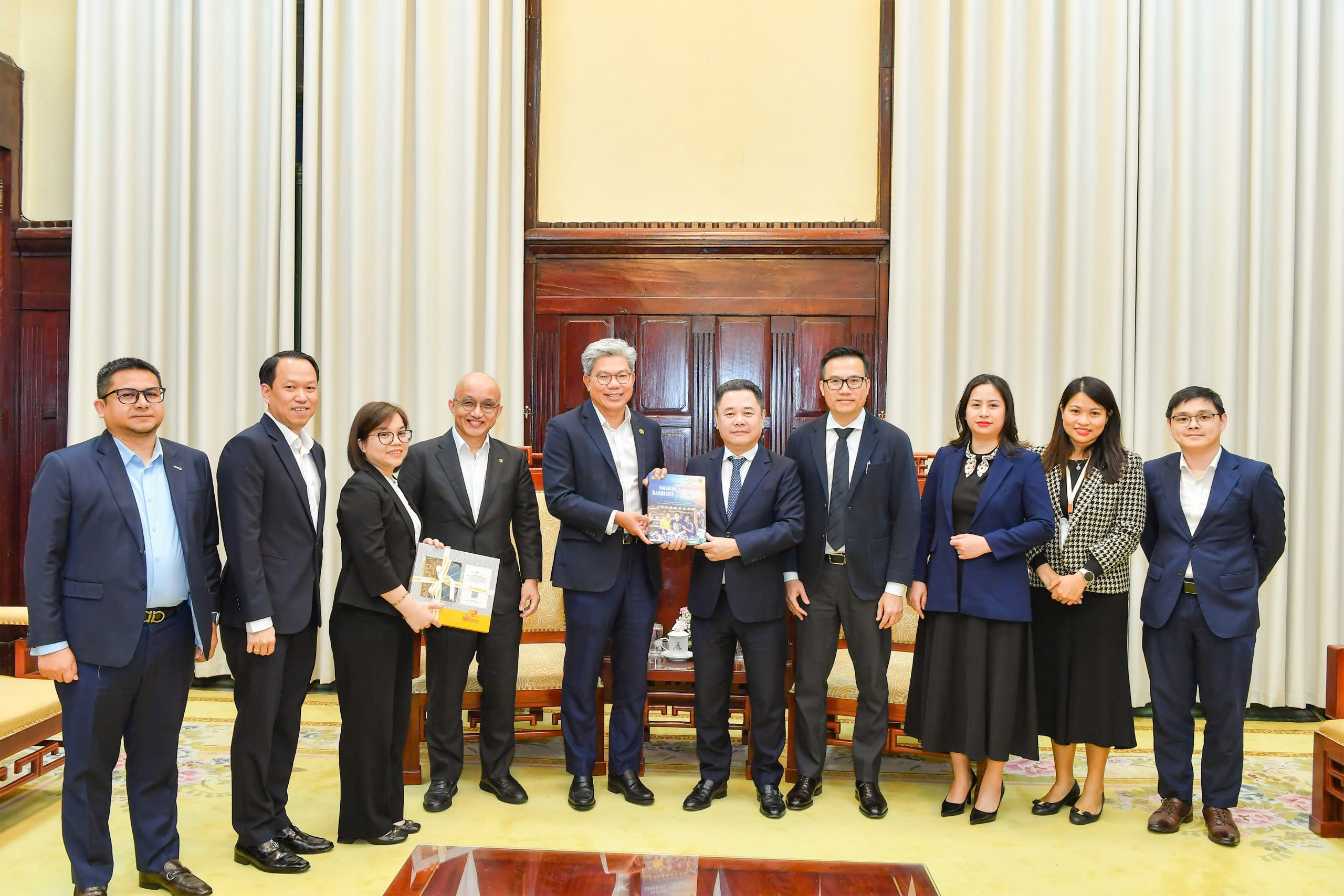 Phó Thống đốc Nguyễn Ngọc Cảnh tiếp xã giao ông Khairussaleh Ramli- Chủ tịch kiêm Tổng Giám đốc Tập đoàn Maybank