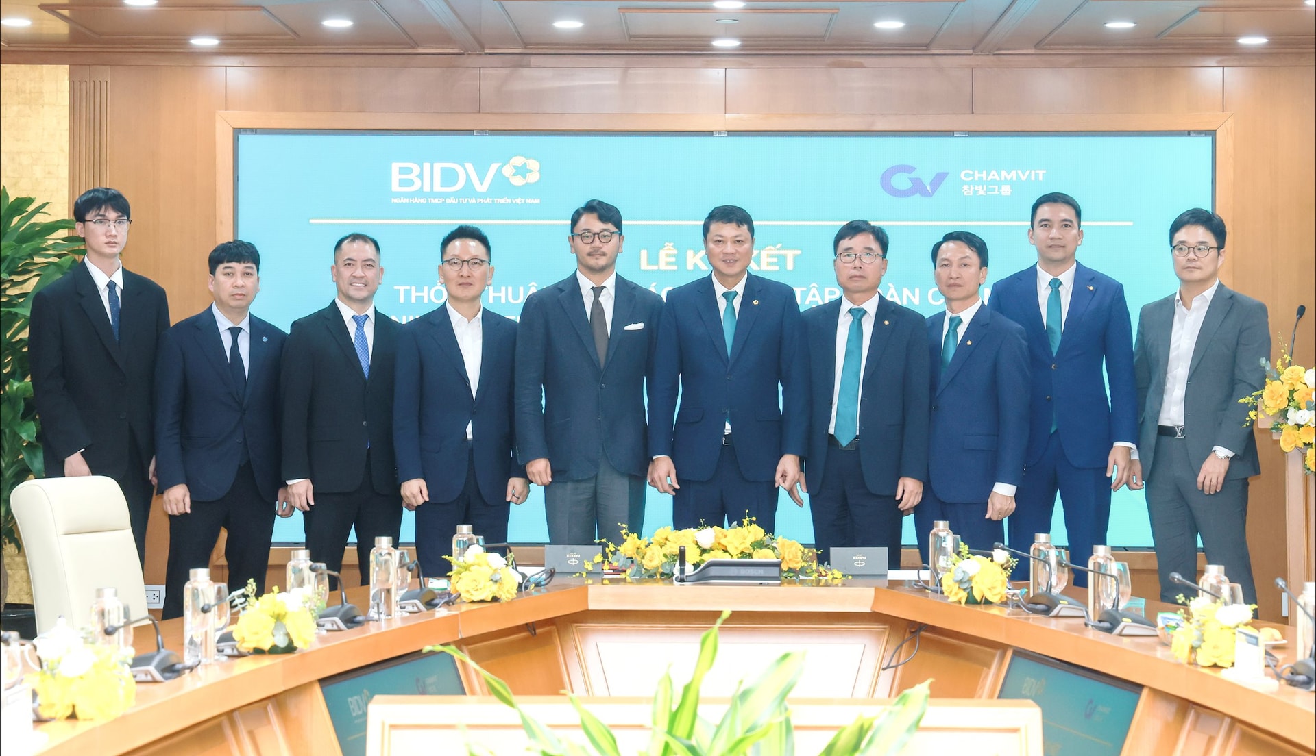 Đại diện BIDV, Tập đoàn Chamvit và Công ty TNHH Khách sạn Grand Plaza Hà Nội chụp ảnh lưu niệm