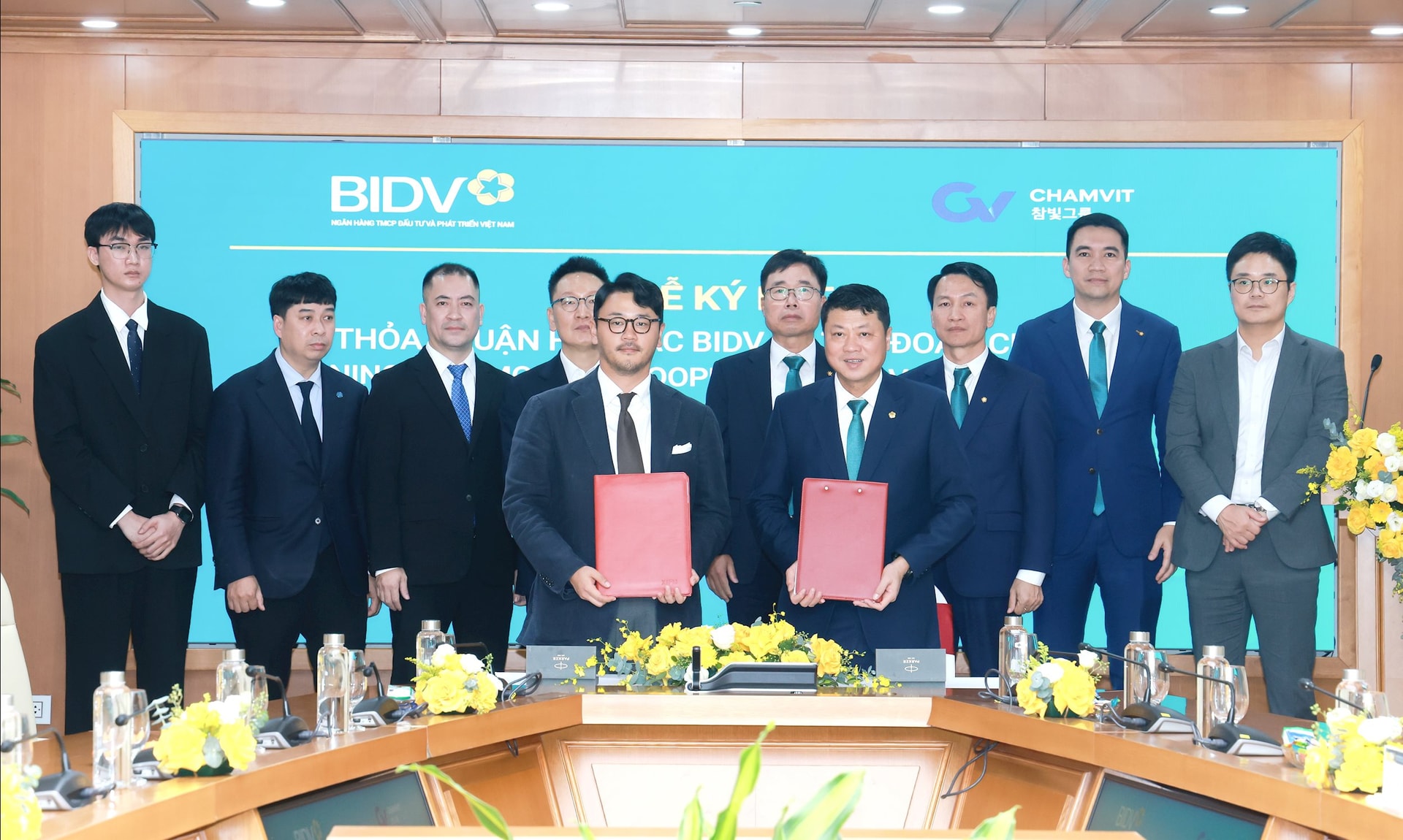 Tổng Giám đốc BIDV Lê Ngọc Lâm và Phó Chủ tịch Tập đoàn Chamvit Lee Ho Seong đại diện 2 đơn vị ký Thỏa thuận hợp tác