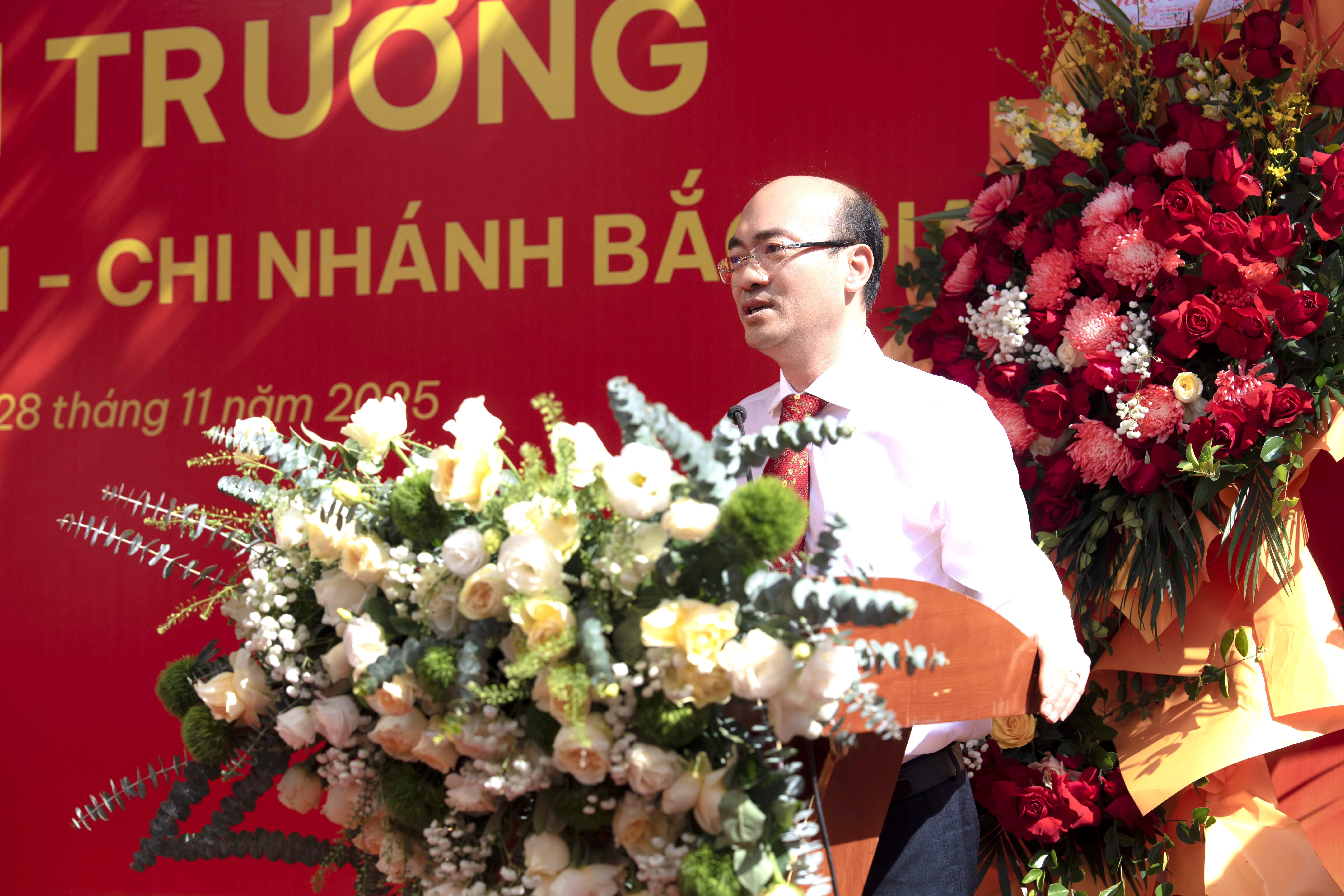 Ông Tạ Thành Long - Giám đốc NHNN khu vực 12 phát biểu chúc mừng tại Lễ Khai trương PGD số 1 – Co-opBank chi nhánh Bắc Giang